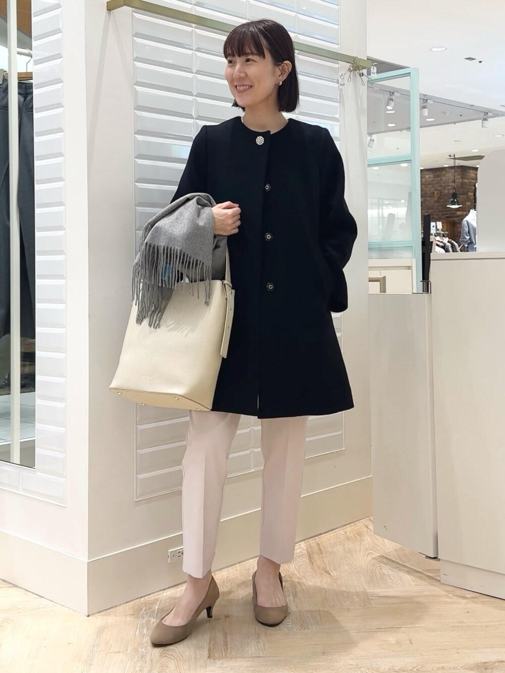 「コート、ロングコート、ショートコート、ノーカラーコート、冬コーデ、オフィスカジュアル、お出かけコーデ、冬アウター、カシミヤ、甘め、大人可愛い、結婚式、オケージョン、アウター、カシミヤマフラー」｜「NOLLEY’Sの《セットアップ対応》ウォッシャブルウール調スリムパンツ（その他パンツ、ピンク系）」を使った、yamaguchiさん（レディース・163cm）の秋コーディネートの2枚目の写真