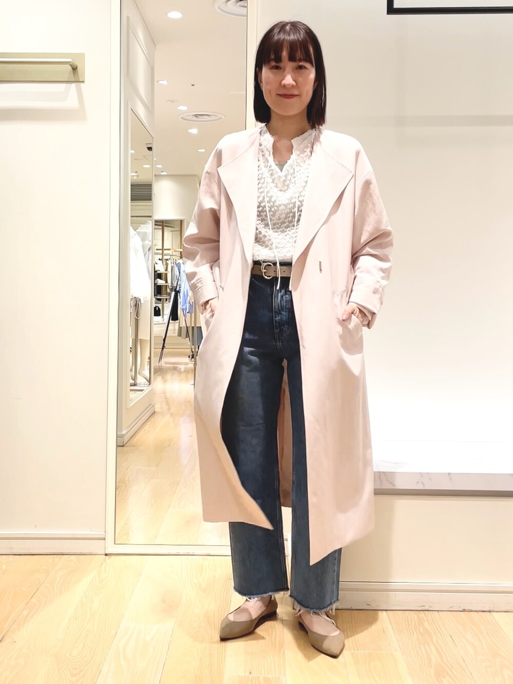 ベージュ系のニット/セーター、ピンク系のノーカラーコート、ホワイト系のシャツ/ブラウスを着用したレディースの春コーディネートの8枚目の写真