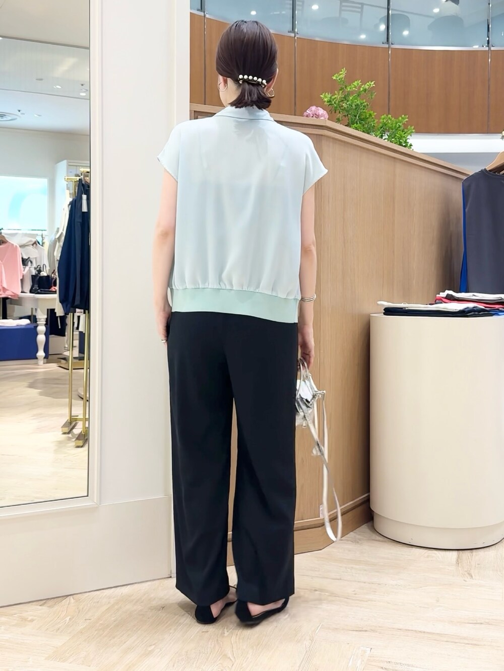 シルバー系のショルダーバッグ、ブラック系のその他パンツ、グリーン系のシャツ/ブラウスを着用したレディースの夏コーディネートの9枚目の写真