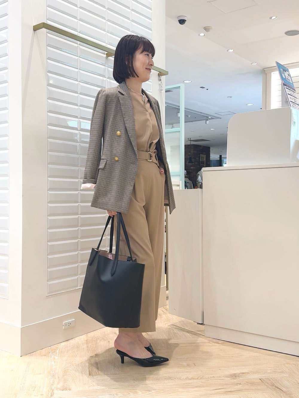 ベージュ系のテーラードジャケット、ベージュ系のその他パンツ、ベージュ系のシャツ/ブラウスを着用したレディースの秋コーディネートの8枚目の写真