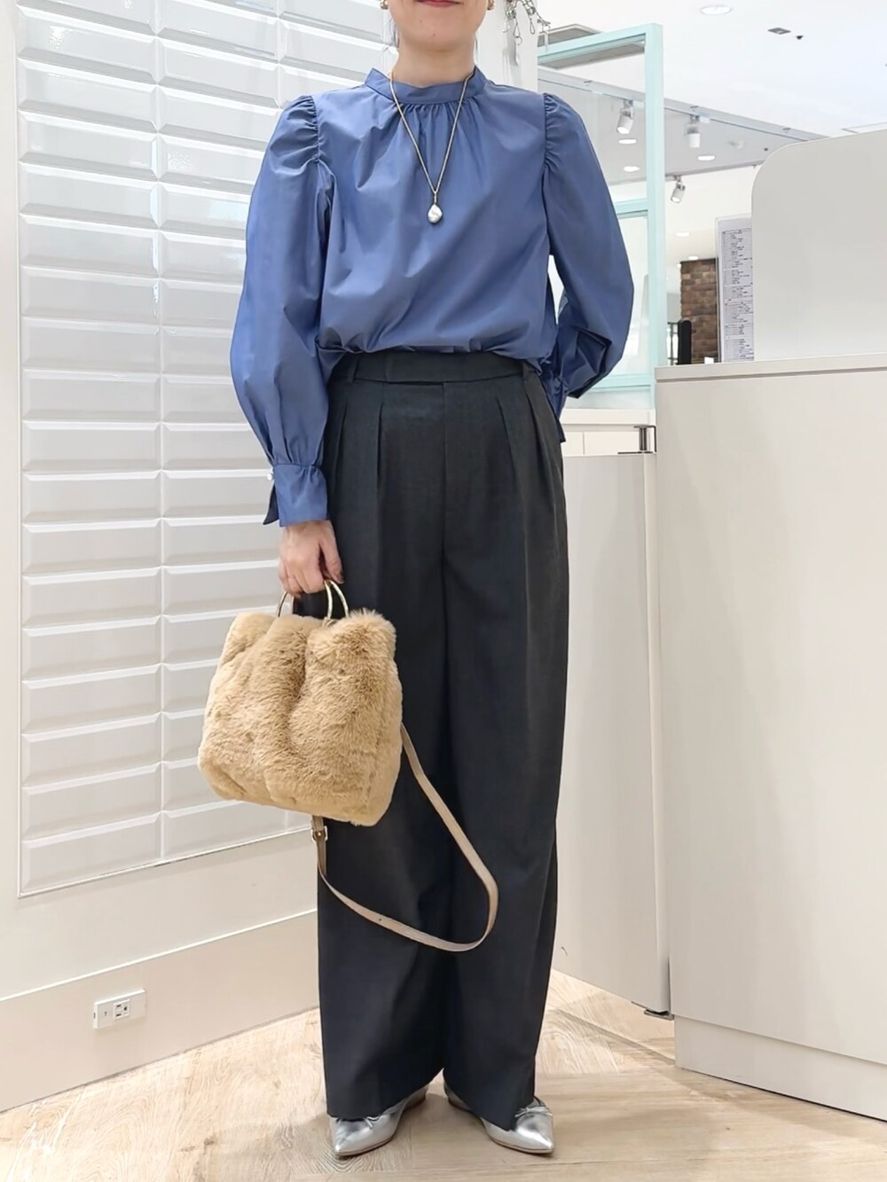 ブルー系のシャツ/ブラウス、ベージュ系のショルダーバッグ、グレー系のその他パンツを着用したレディースの秋コーディネートの5枚目の写真