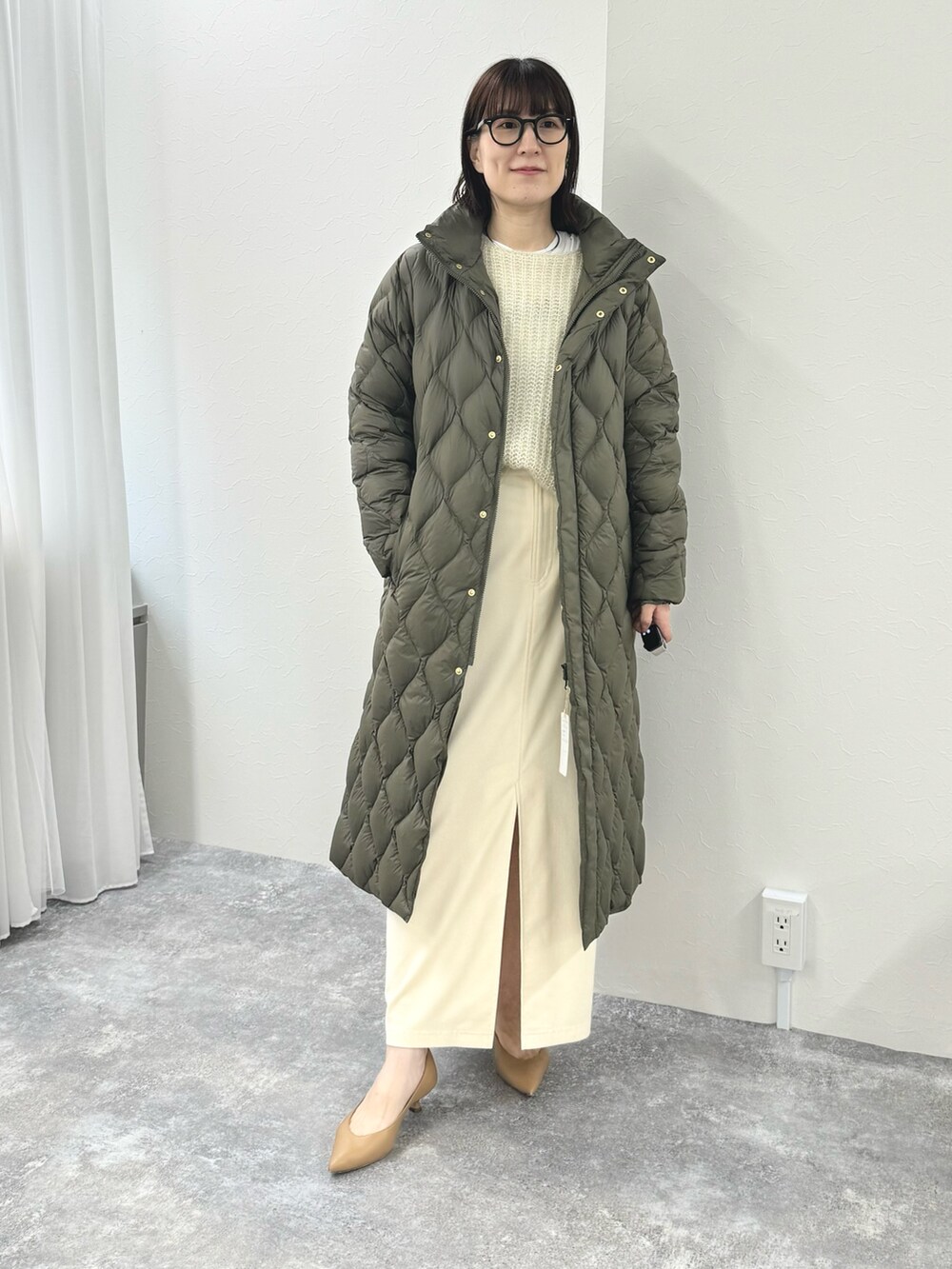 ホワイト系のスカート、ベージュ系のパンプス、ホワイト系のTシャツ/カットソーを着用したレディースの夏コーディネートの3枚目の写真