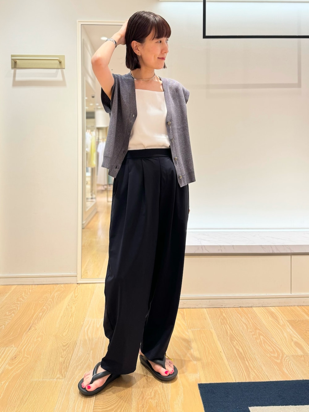 ブラック系のその他パンツ、ブラック系のサンダル、グレー系のベストを着用したレディースの夏コーディネートの5枚目の写真