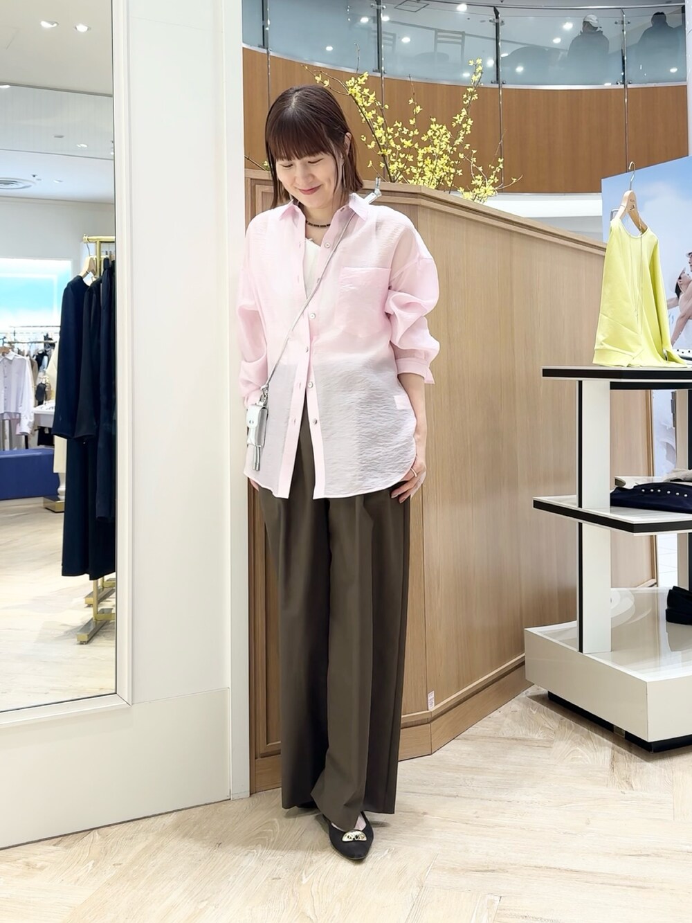 ブラウン系のその他パンツ、ピンク系のシャツ/ブラウス、ホワイト系のタンクトップを着用したレディースの春コーディネートの6枚目の写真