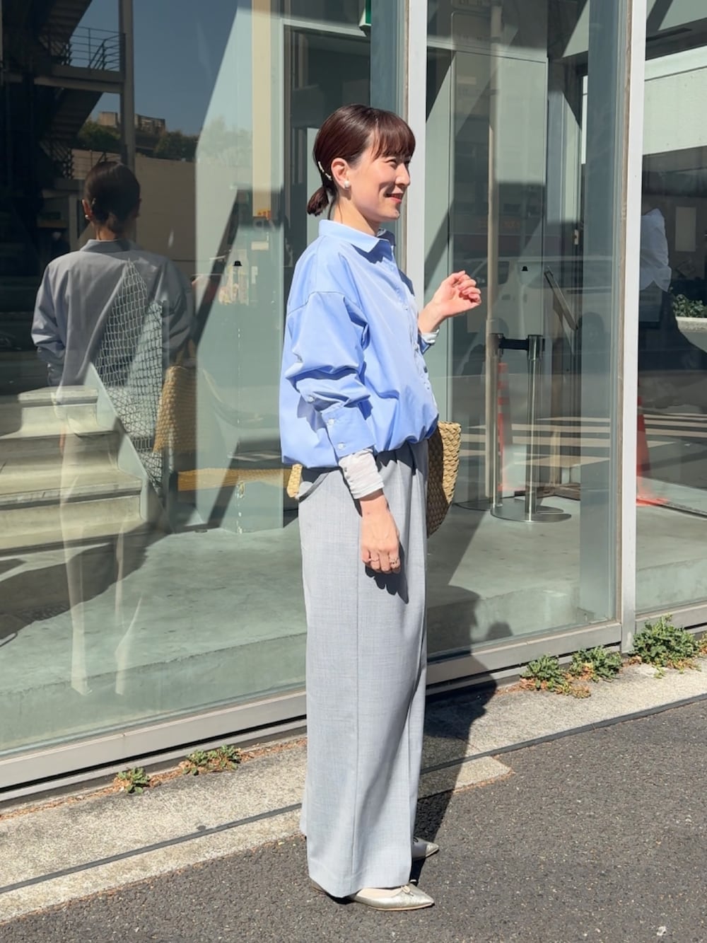 「シャツスタイル、シャツ、シャツコーデ、シャツ好き集まれ、青シャツ、ショート丈、パンツスタイル、パンツコーデ、サロペット、メッシュバッグ、メッシュ、スカーフ、マニプリ」｜「NOLLEY’Sの《オールシーズン対応》ウォッシャブルHandsomeサスペンダー2WAYパンツ（その他パンツ、グレー系）」を使った、yamaguchiさん（レディース・163cm）の春コーディネートの8枚目の写真