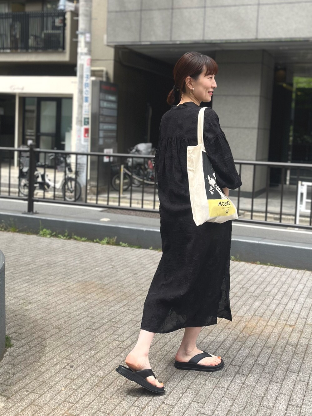 「ボリューム袖、ワンピース、ワンピーススタイル、ワンピース×スニーカー、ワンピースコーデ、ブラック、シンプルコーデ、初夏コーデ、休日スタイル、ワントーンコーデ、カジュアルコーデ、サンダル、トートバッグ、大人可愛い」｜「MOHIの【MOHI/ モヒ】◇【WEB限定】トングサンダル（サンダル、ブラック系）」を使った、yamaguchiさん（レディース・163cm）の春コーディネートの4枚目の写真