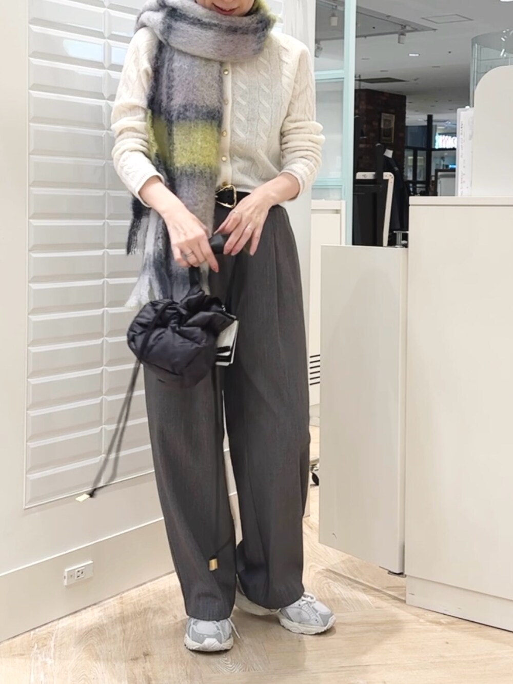 「冬コーデ、ニット、冬のコーデ、ホワイトコーデ、マフラーぐるぐる、マフラー、モヘヤ、チェック、ワイドパンツ、パンツスタイル、巾着バッグ、スニーカー、シンプル」｜「TAIONの【TAION別注】合皮ハンドルダウン巾着バッグ（ショルダーバッグ、ブラック系）」を使った、yamaguchiさん（骨格ナチュラル・レディース・163cm）の冬コーディネートの3枚目の写真