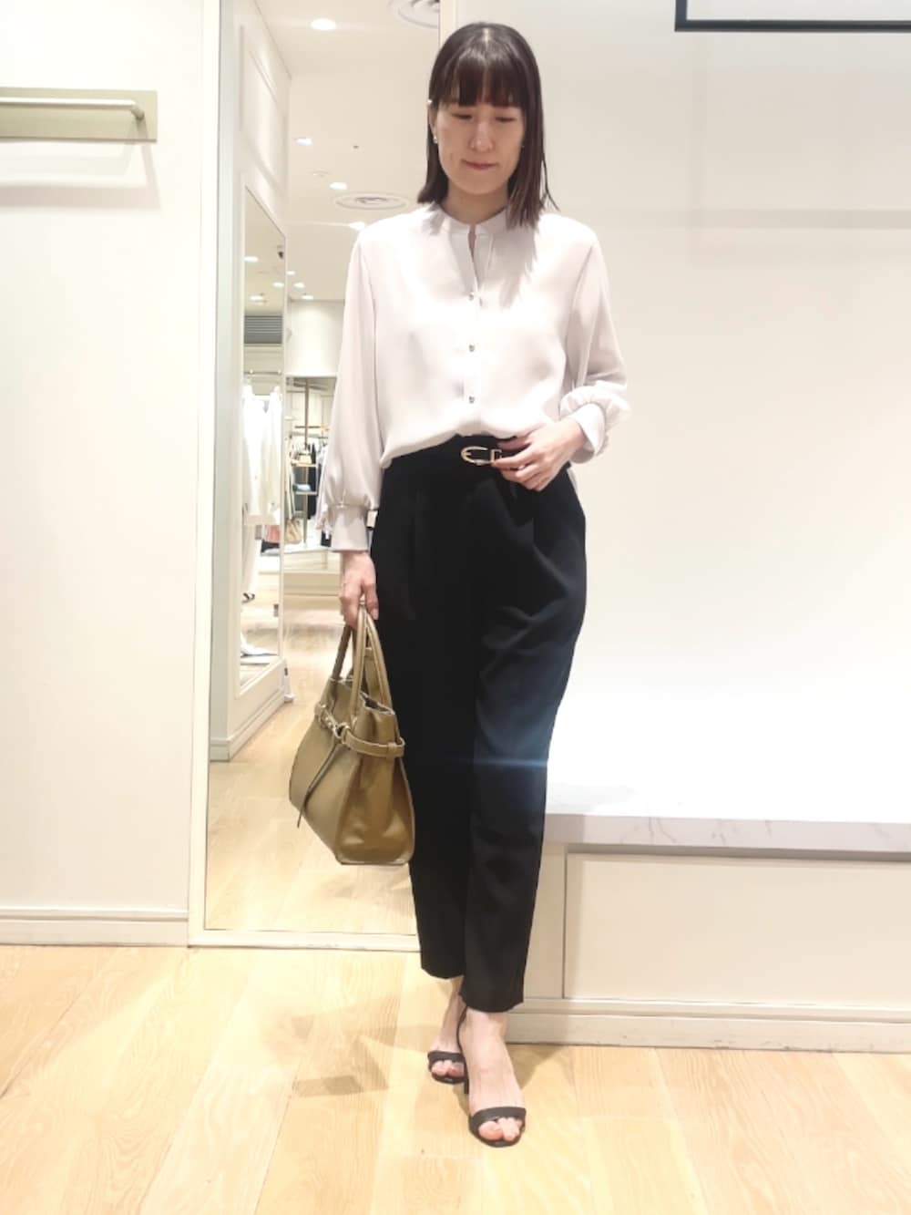 「パンツコーデ、パンツスタイル、シャツスタイル、とろみシャツ、バッグ、オフィスカジュアル、オフィススタイル、オフィスコーデ、ベーシック/シンプル、ベルト、大人カジュアル、大人女子、シンプル」｜「NOLLEY’S Sophiのリバーシブルベルト（ベルト、ブラック系）」を使った、yamaguchiさん（レディース・163cm）の春コーディネートの7枚目の写真