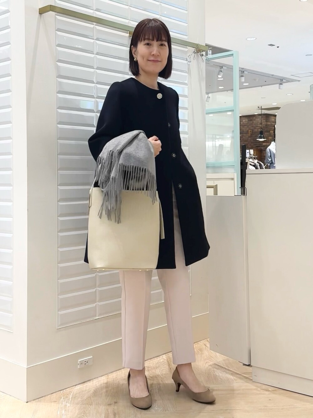 「コート、ロングコート、ショートコート、ノーカラーコート、冬コーデ、オフィスカジュアル、お出かけコーデ、冬アウター、カシミヤ、甘め、大人可愛い、結婚式、オケージョン、アウター、カシミヤマフラー」｜「NOLLEY’Sの《セットアップ対応》ウォッシャブルウール調スリムパンツ（その他パンツ、ピンク系）」を使った、yamaguchiさん（レディース・163cm）の秋コーディネートの9枚目の写真