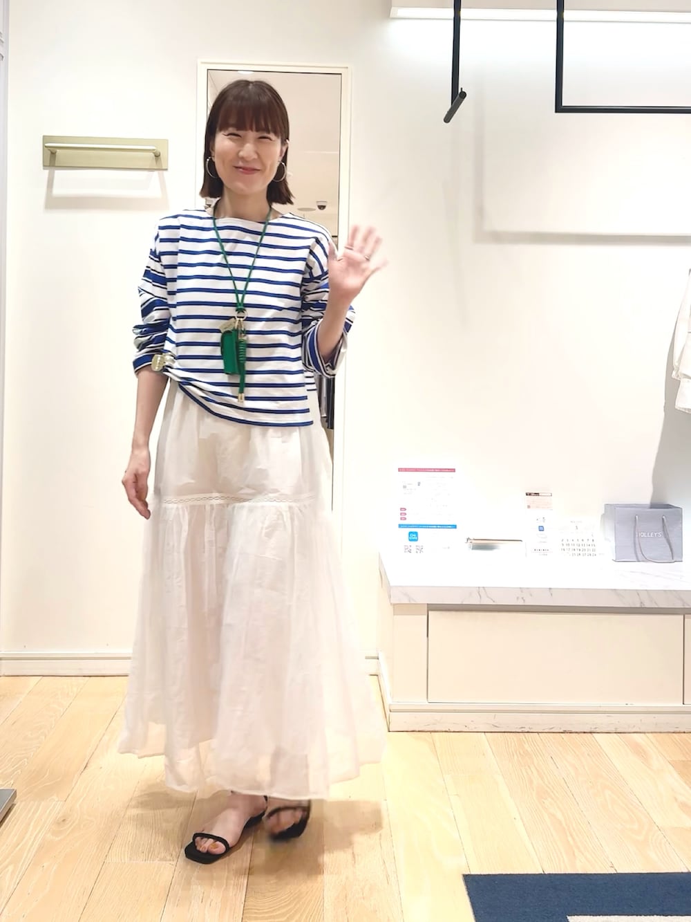 ブルー系のTシャツ/カットソー、グリーン系のチャーム、ベージュ系のヘアゴムを着用したレディースの春コーディネートの2枚目の写真