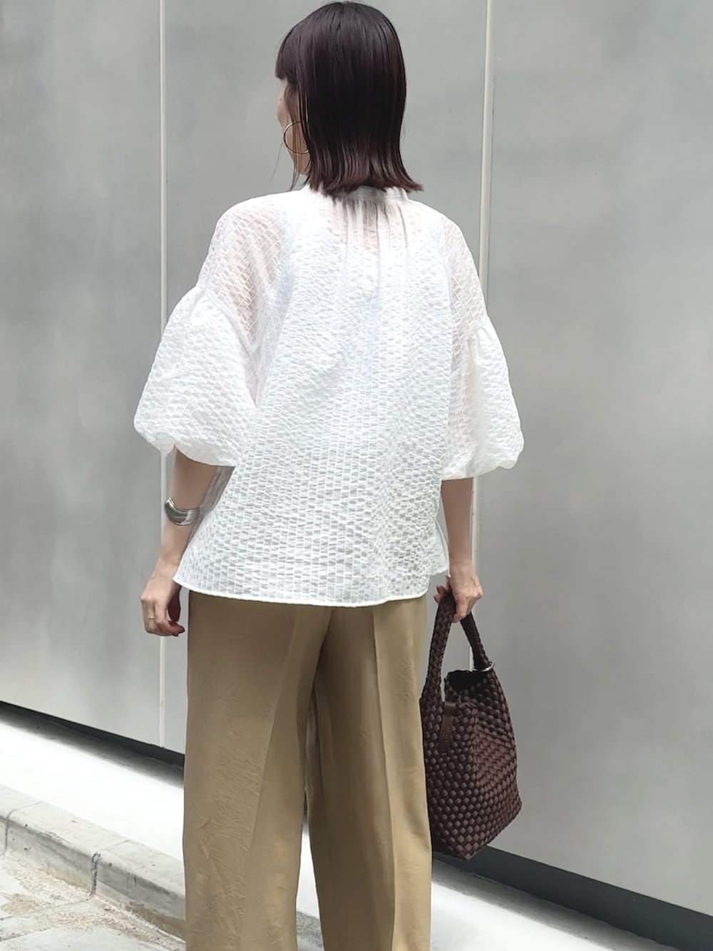 イエロー系のその他パンツ、ホワイト系のタンクトップ、ブラウン系のショルダーバッグを着用したレディースの夏コーディネートの9枚目の写真