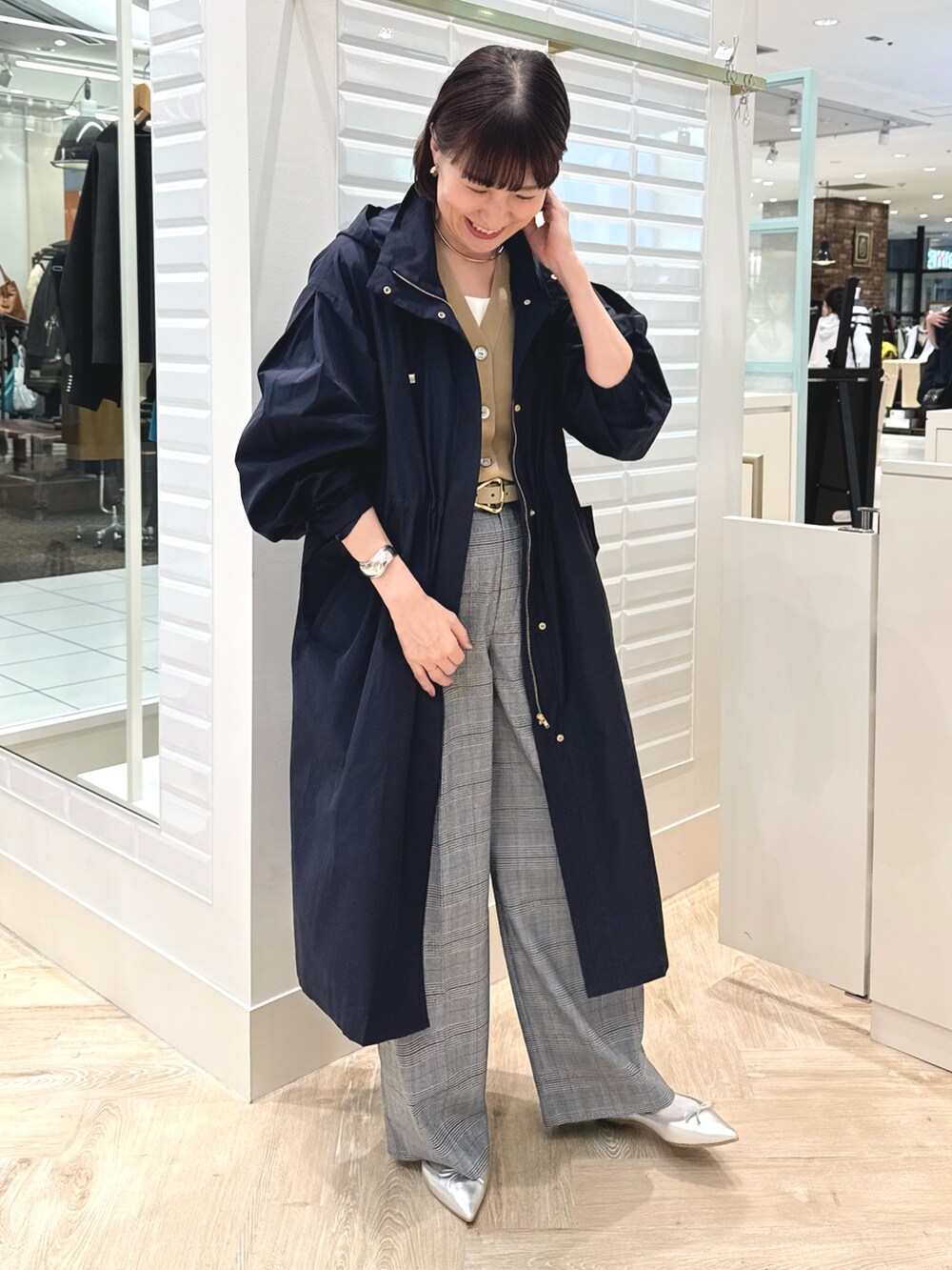 「コート、アウター、撥水加工、フードコート、フーディー、ネイビー、パンツスタイル、チェック、チェックパンツ、カーディガン、キャメル、秋っぽコーデ更新中、秋服、オトナカジュアル」｜「NOLLEY’Sの《手洗い可能》愛され サテン×ベア天2WAYタンクトップ（タンクトップ、ホワイト系）」を使った、yamaguchiさん（レディース・163cm）の秋コーディネートの6枚目の写真
