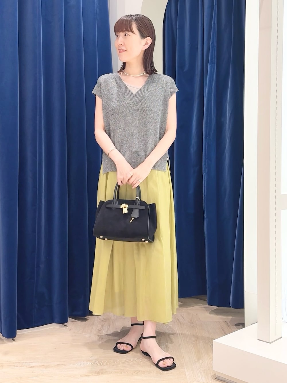 「きれいめカジュアル、キレイめカジュアル、フレアスカート、ニット、ニットベスト、ボストンバッグ、スパンコール、ラメニット、オフィスカジュアル、オフィススタイル、40代ファッション、ロングスカート、オトナカジュアル、女子会コーデ、オトナカワイイ」｜「NOLLEY’Sのシアーチンツタックスカート（スカート、グリーン系）」を使った、yamaguchiさん（骨格ナチュラル・レディース・163cm）の夏コーディネートの3枚目の写真