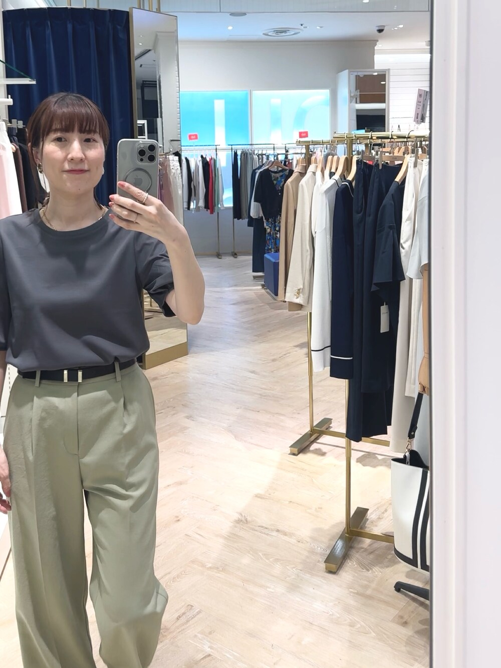 「Tシャツ、Tシャツコーデ、Ｔシャツ、Tシャツ/カットソー、カットソー、袖ボリューム、ボリューム袖、パフスリーブ、グレー、グレーコーデ、オフィスカジュアル、夏だ！Tシャツ着よう！、夏コーデ、夏」｜「NOLLEY’Sの【PR林☆別注カラーあり】ウォッシャブルツイルストレッチ愛されワイドパンツ（その他パンツ、グリーン系）」を使った、yamaguchiさん（レディース・163cm）の春コーディネートの8枚目の写真