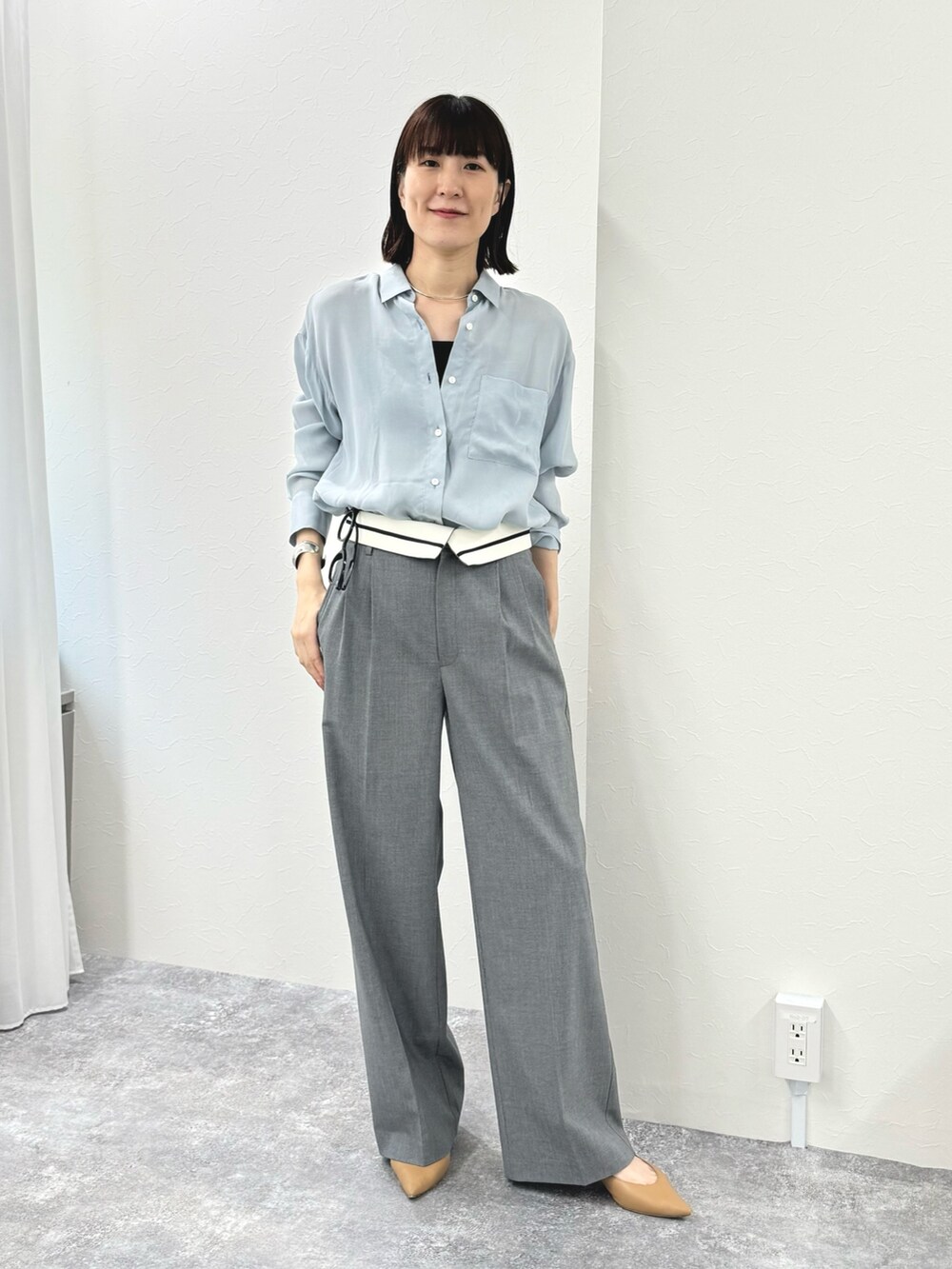 「シャツスタイル、シャツ、とろみシャツ、パンツスタイル、パンツコーデ、グレーパンツ、ウエストデザイン、折り返し、ワイドパンツ、きれいめカジュアル、初秋コーデ、骨格ナチュラル」|「NOLLEY’S Sophiのウォッシャブルウエスト折り返し2WAYワイドパンツ(その他パンツ、グレー系)」を使った、yamaguchiさん(レディース・163cm)の秋コーディネートの6枚目の写真