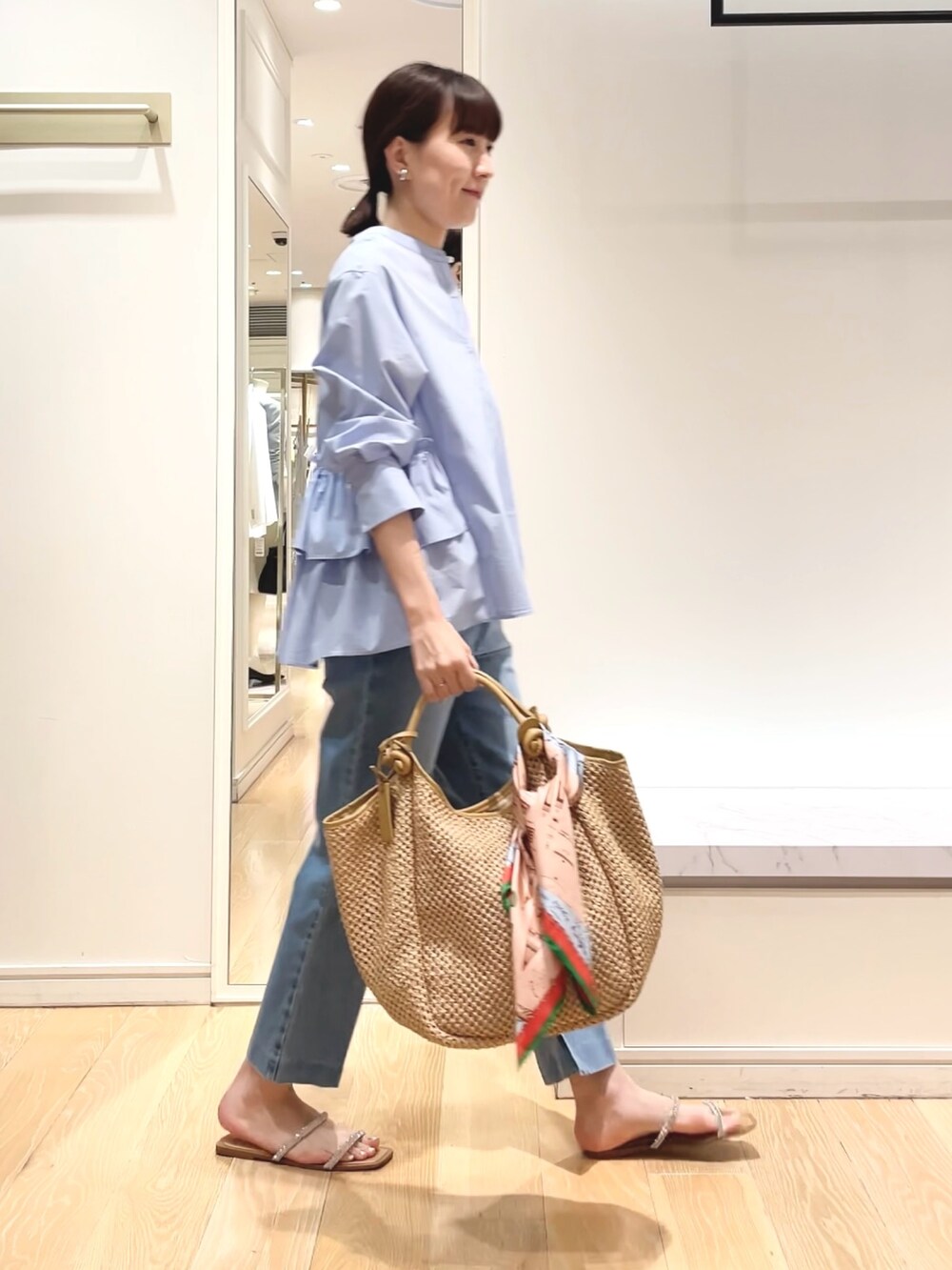 「ブラウス、ぺプラムトップス、ぺプラム、フリル、青シャツ、ワントーンコーデ、デニム、デニムパンツ、スカーフアレンジ、マニプリ、manipuri、お出かけコーデ、春のNewスタイル」|「NOLLEY’S Sophiのペプラムシャツブラウス(シャツ/ブラウス、ブルー系)」を使った、yamaguchiさん(レディース・163cm)の春コーディネートの3枚目の写真