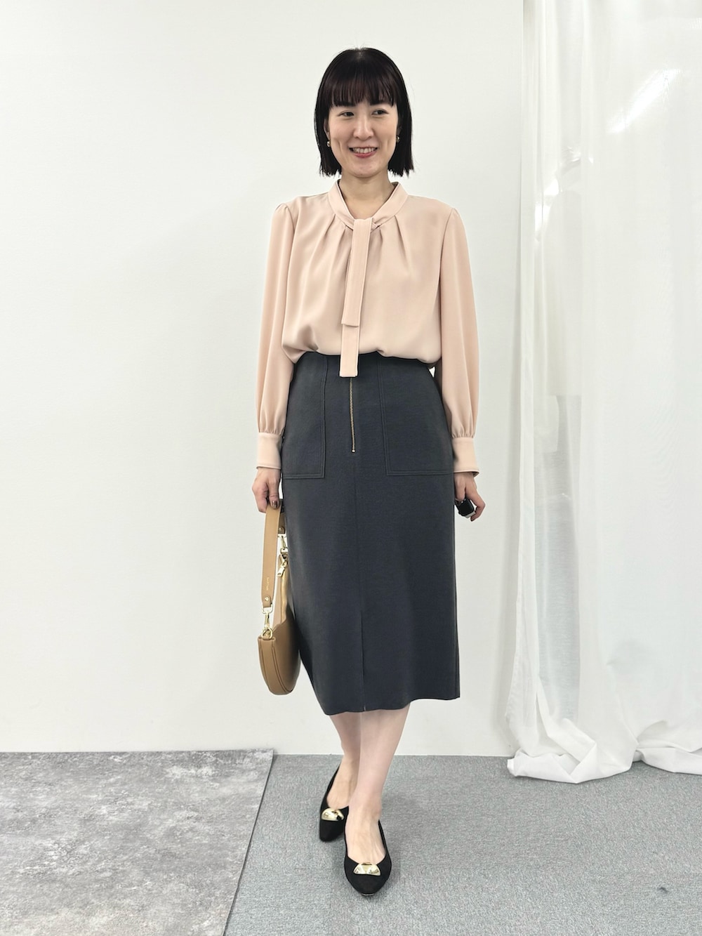 「オフィスカジュアル、オフィススタイル、お出かけコーデ、お仕事コーデ、仕事着、タイトスカート、スカート、ブラウス、ボウタイブラウス、リボンブラウス、きちんとスタイル、大人コーデ、フォーマル」｜「NOLLEY’S Sophiのウォッシャブルダブルジャージハーフジップタイトスカート（スカート、グレー系）」を使った、yamaguchiさん（レディース・163cm）の冬コーディネートの9枚目の写真