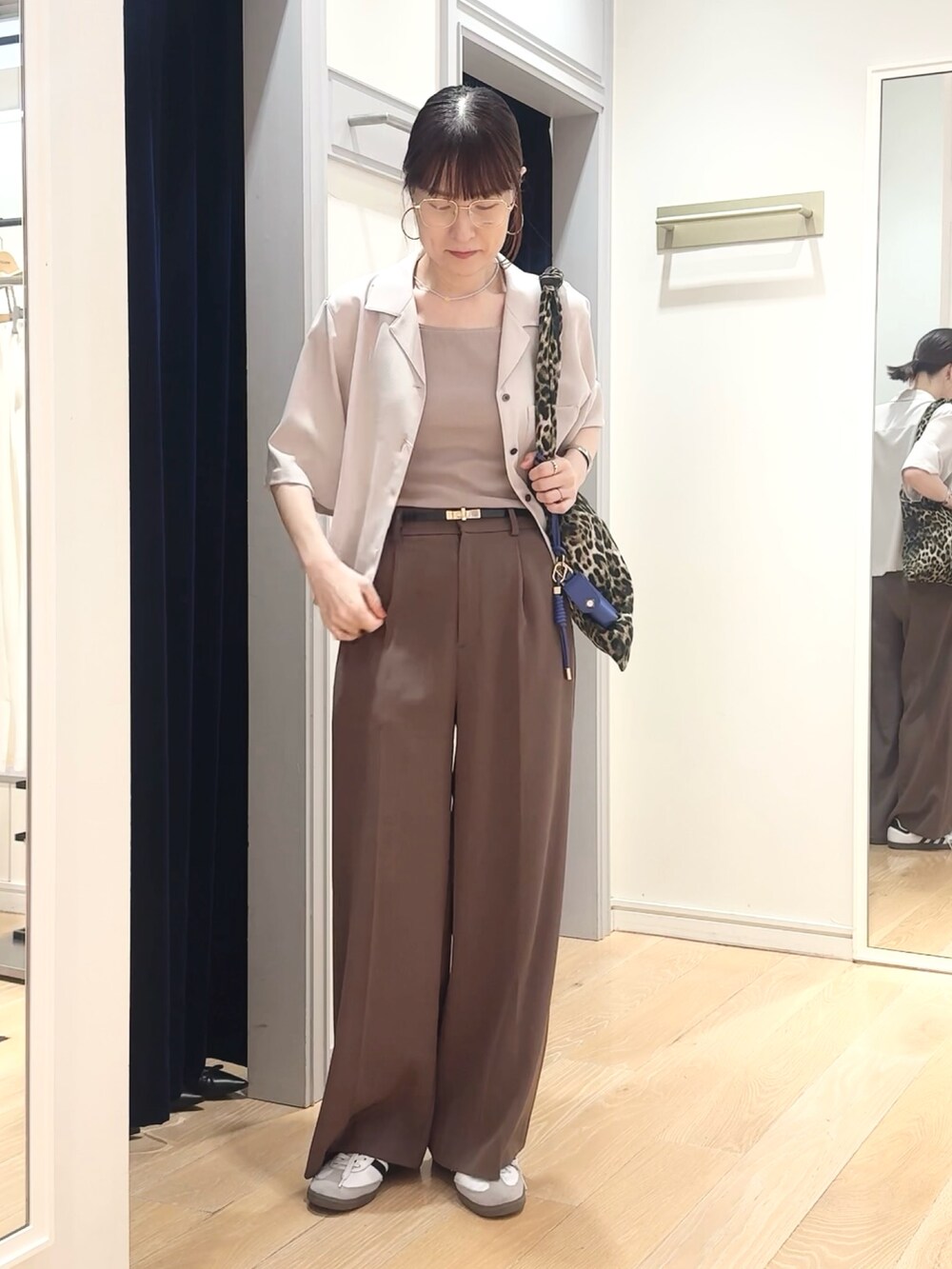ブラウン系のその他パンツ、ベージュ系のシャツ/ブラウス、その他のエコバッグ/サブバッグを着用したレディースの夏コーディネートの7枚目の写真