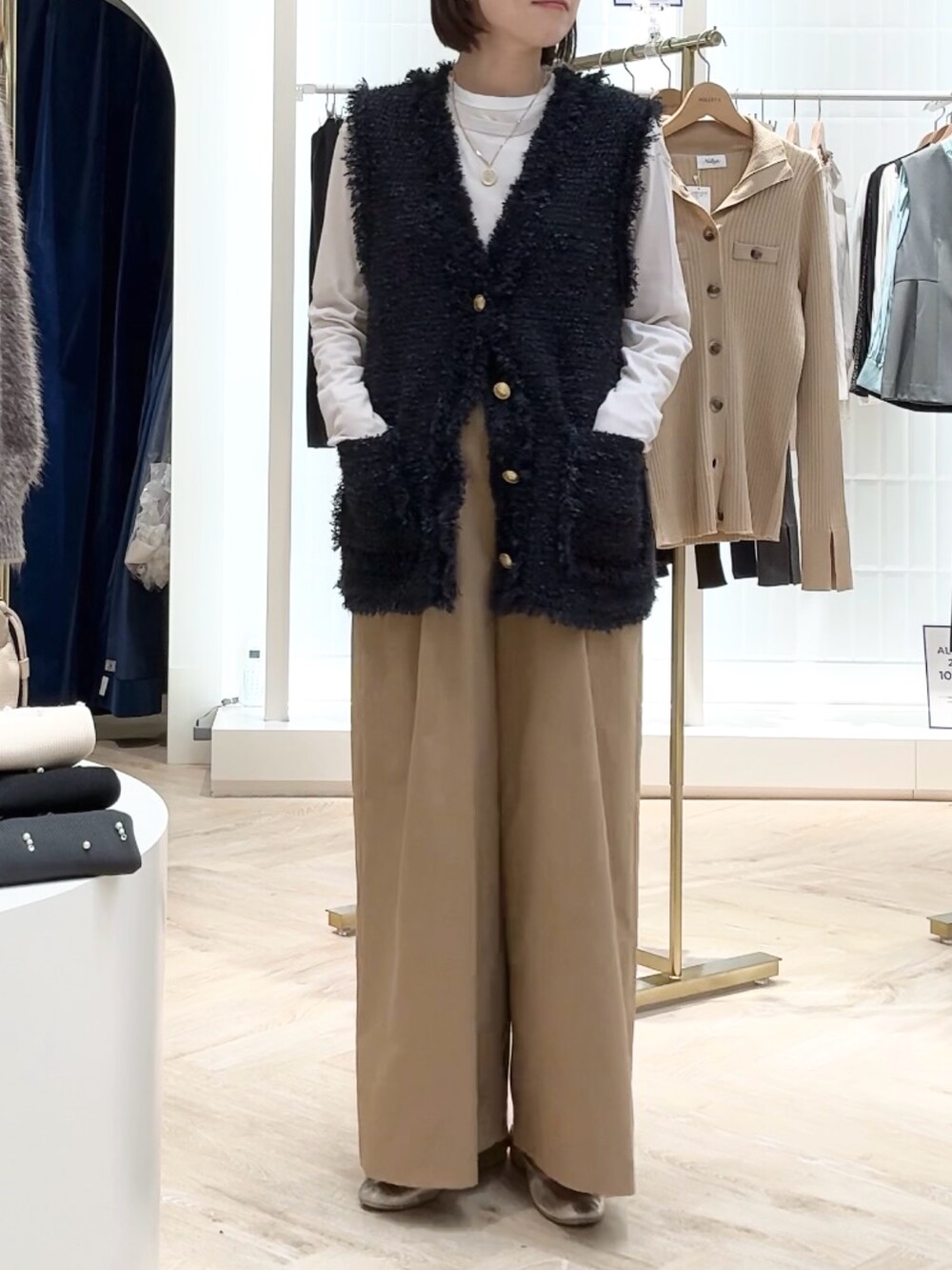 イエロー系のその他パンツ、ブルー系のベスト、ベージュ系のTシャツ/カットソーを着用したレディースの秋コーディネートの3枚目の写真