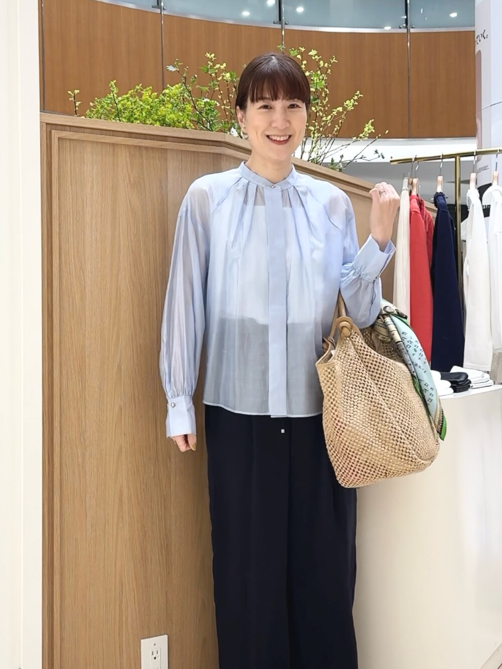 「かごバッグ、スカーフ、シアー、シアートップス、シアーシャツ、シャツ、シャツスタイル、シャツコーデ、シャツ/ブラウス、バンドカラーシャツ、爽やかコーデ、タンクトップ、初夏コーデ」｜「grace grace のニュアンスG型ピアス（ピアス（両耳用）、シルバー系）」を使った、yamaguchiさん（レディース・163cm）の春コーディネートの6枚目の写真