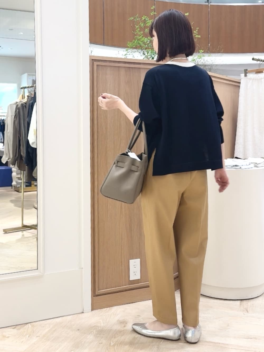 ブルー系のカーディガン/ボレロ、イエロー系のその他パンツ、ベージュ系のトートバッグを着用したレディースの秋コーディネートの8枚目の写真