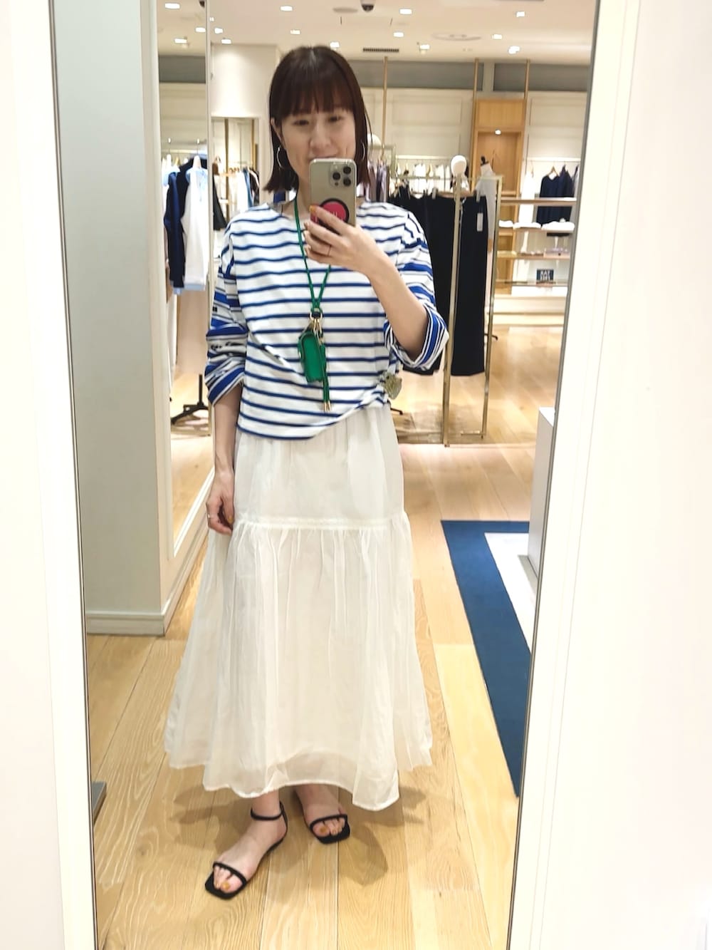 ブルー系のTシャツ/カットソー、グリーン系のチャーム、ベージュ系のヘアゴムを着用したレディースの春コーディネートの3枚目の写真