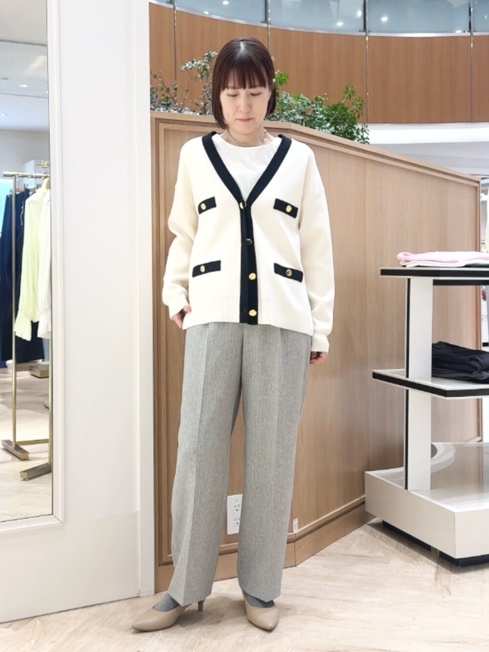 グレー系のその他パンツ、ホワイト系のシャツ/ブラウス、ホワイト系のカーディガン/ボレロを着用したレディースの冬コーディネートの7枚目の写真