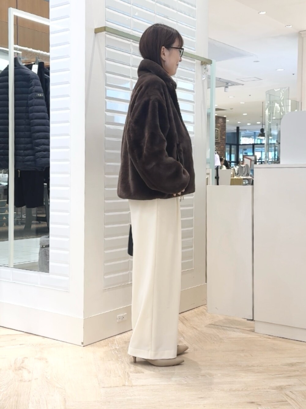 ホワイト系のその他パンツ、ブラック系のショルダーバッグ、ブラウン系のタンクトップを着用したレディースの秋コーディネートの6枚目の写真