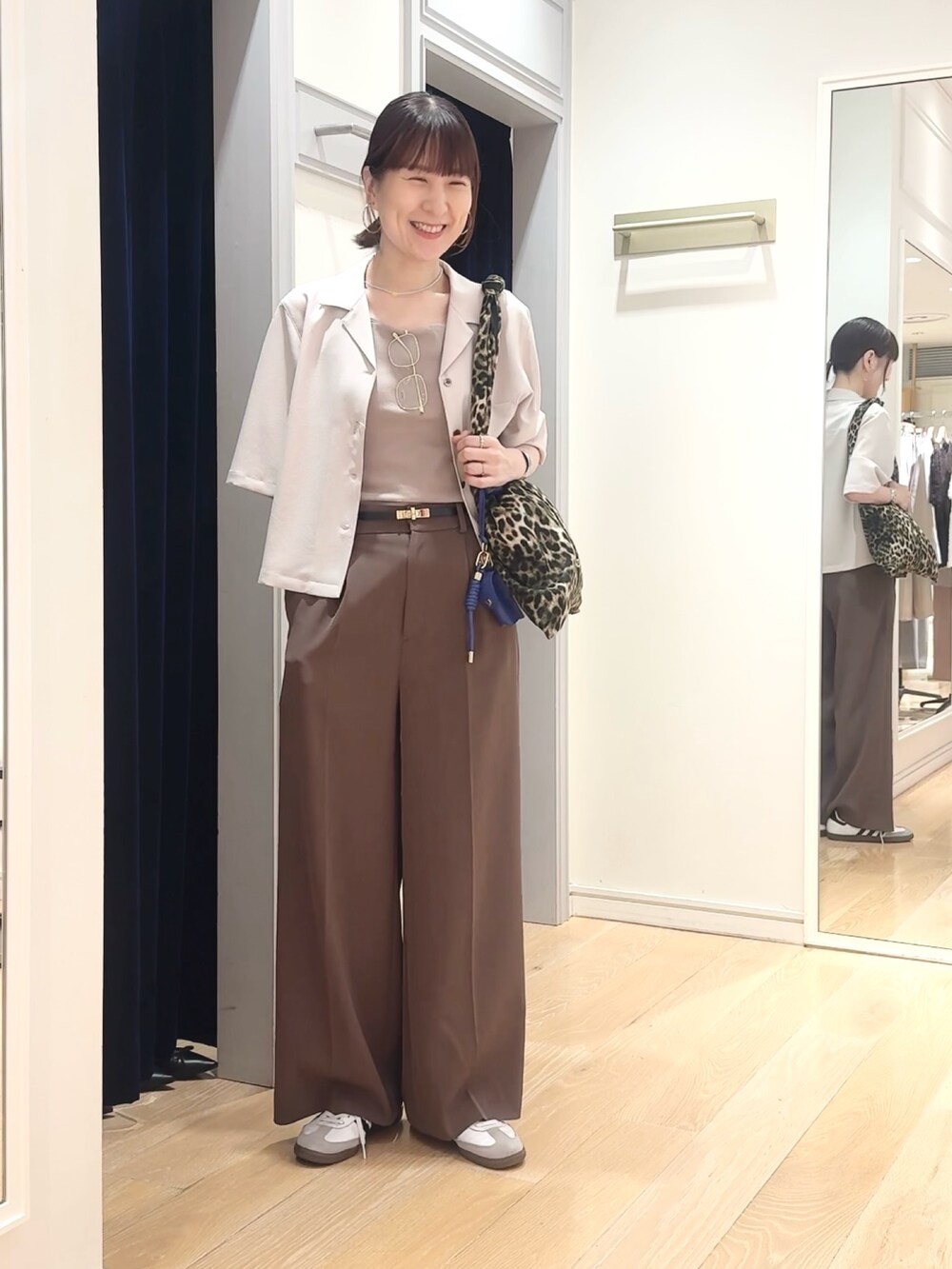 ブラウン系のその他パンツ、ベージュ系のシャツ/ブラウス、その他のエコバッグ/サブバッグを着用したレディースの夏コーディネートの2枚目の写真