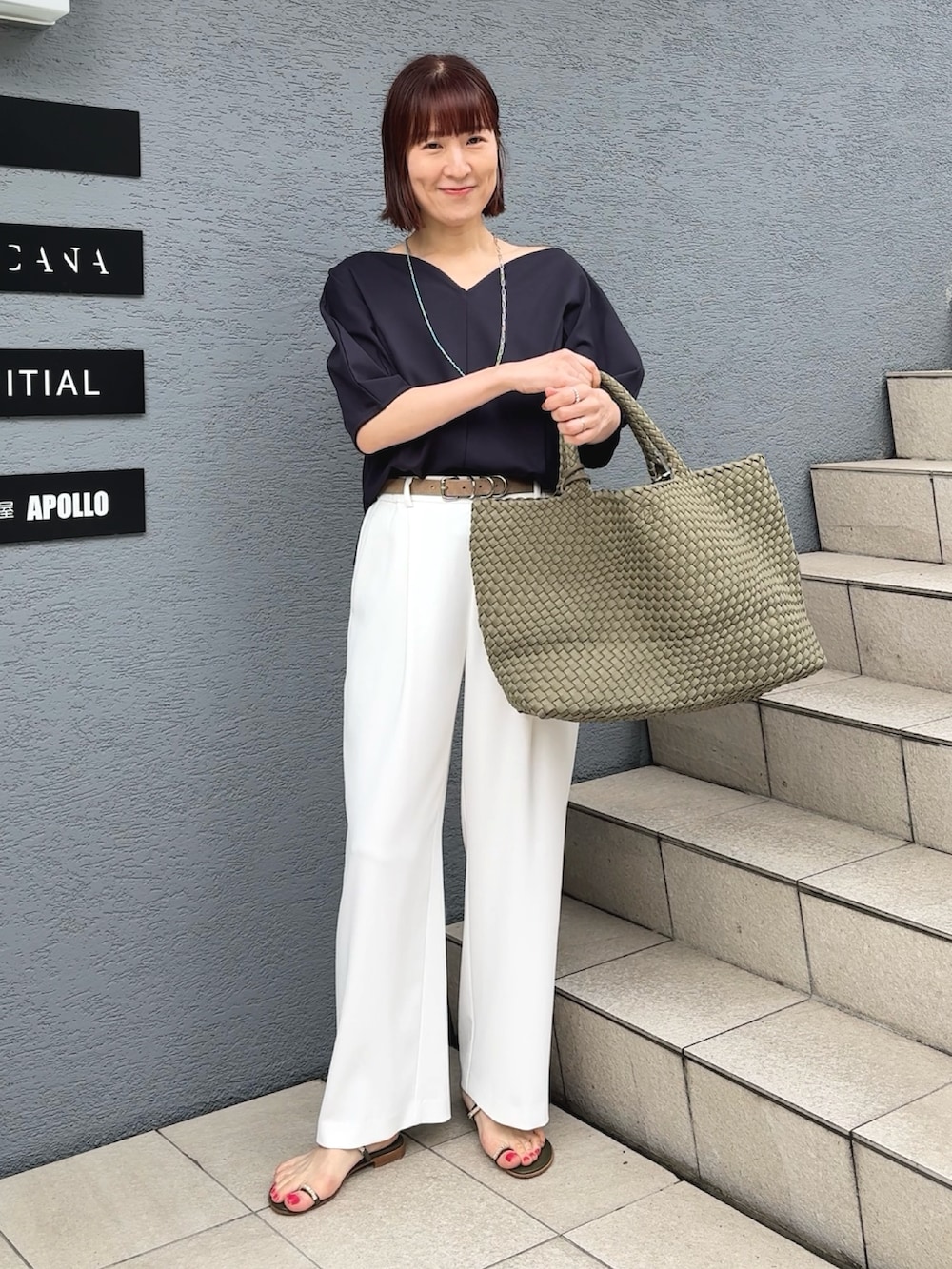 ブルー系のTシャツ/カットソー、ブラウン系のトートバッグ、ホワイト系のその他パンツを着用したレディースの春コーディネートの3枚目の写真