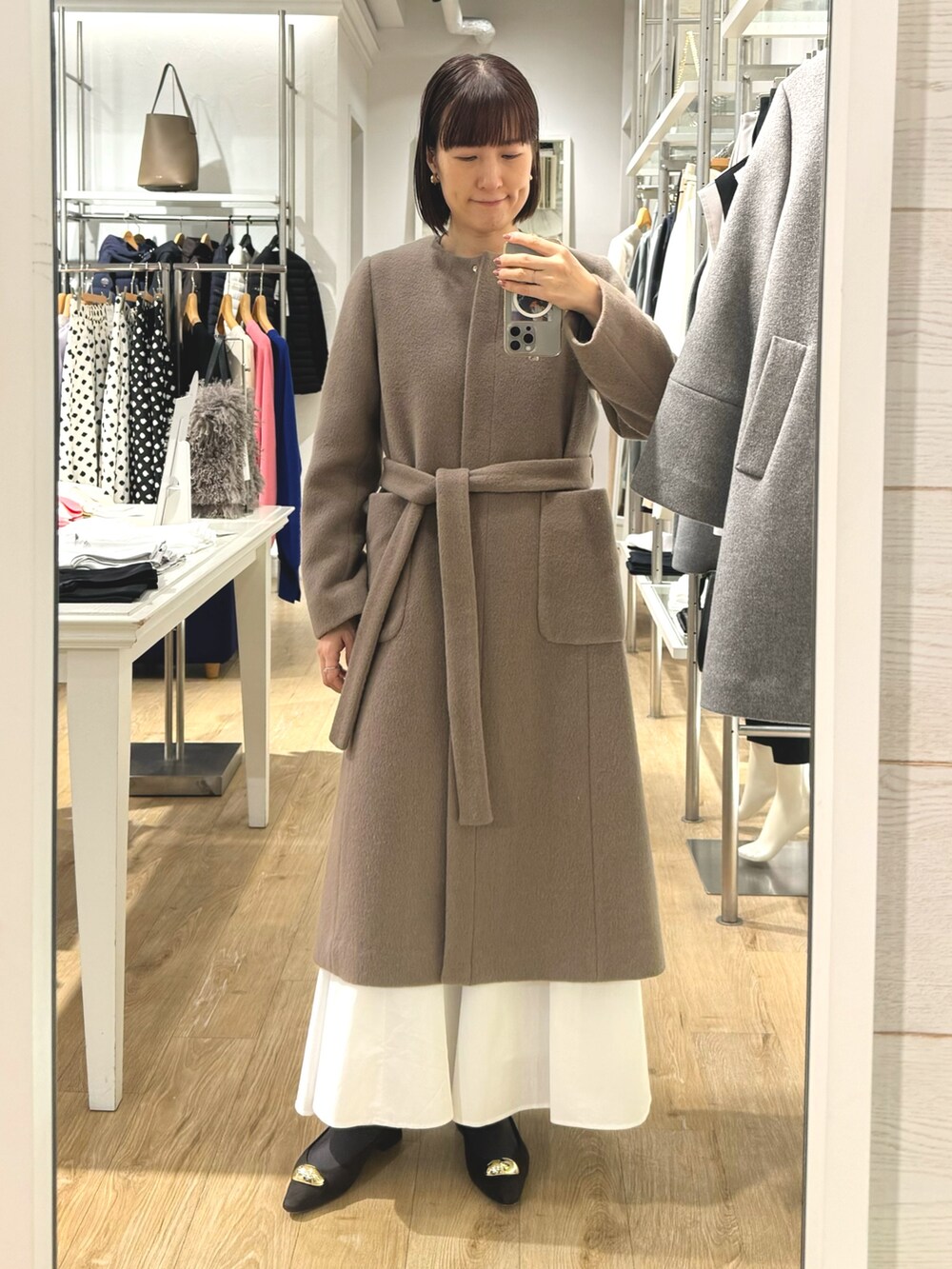 「コート、アウター、アウターコーデ、ノーカラーコート、ロングスカート、ロングコート、ブラウン、フェミニン、お出かけコーデ、秋冬コーデ、オトナカジュアル、大人女子、キレイめ」｜「Kassiopeaの【kassiopea /カシオペア】エコファートート made in Italy（ショルダーバッグ、ベージュ系）」を使った、yamaguchiさん（レディース・163cm）の秋コーディネートの2枚目の写真