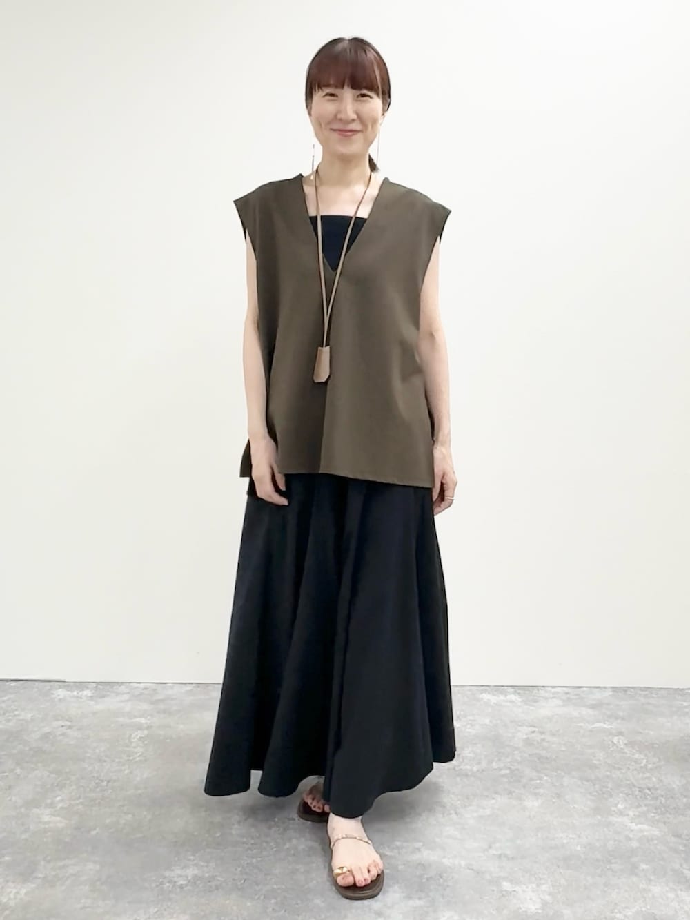 「レイヤードスタイル、雨の日コーデ、ロングスカート、夏コーデ、マーメイドスカート、大人かわいい、ベスト、40代ファッション、UVカット、楽チンコーデ、シンプル、ゆるコーデ」｜「grace grace の【grace grace/グラスグラス】【PR林☆別注アイテム】ビジューロングピアス（ピアス（両耳用）、ゴールド系）」を使った、yamaguchiさん（骨格ナチュラル・レディース・163cm）の夏コーディネートの3枚目の写真