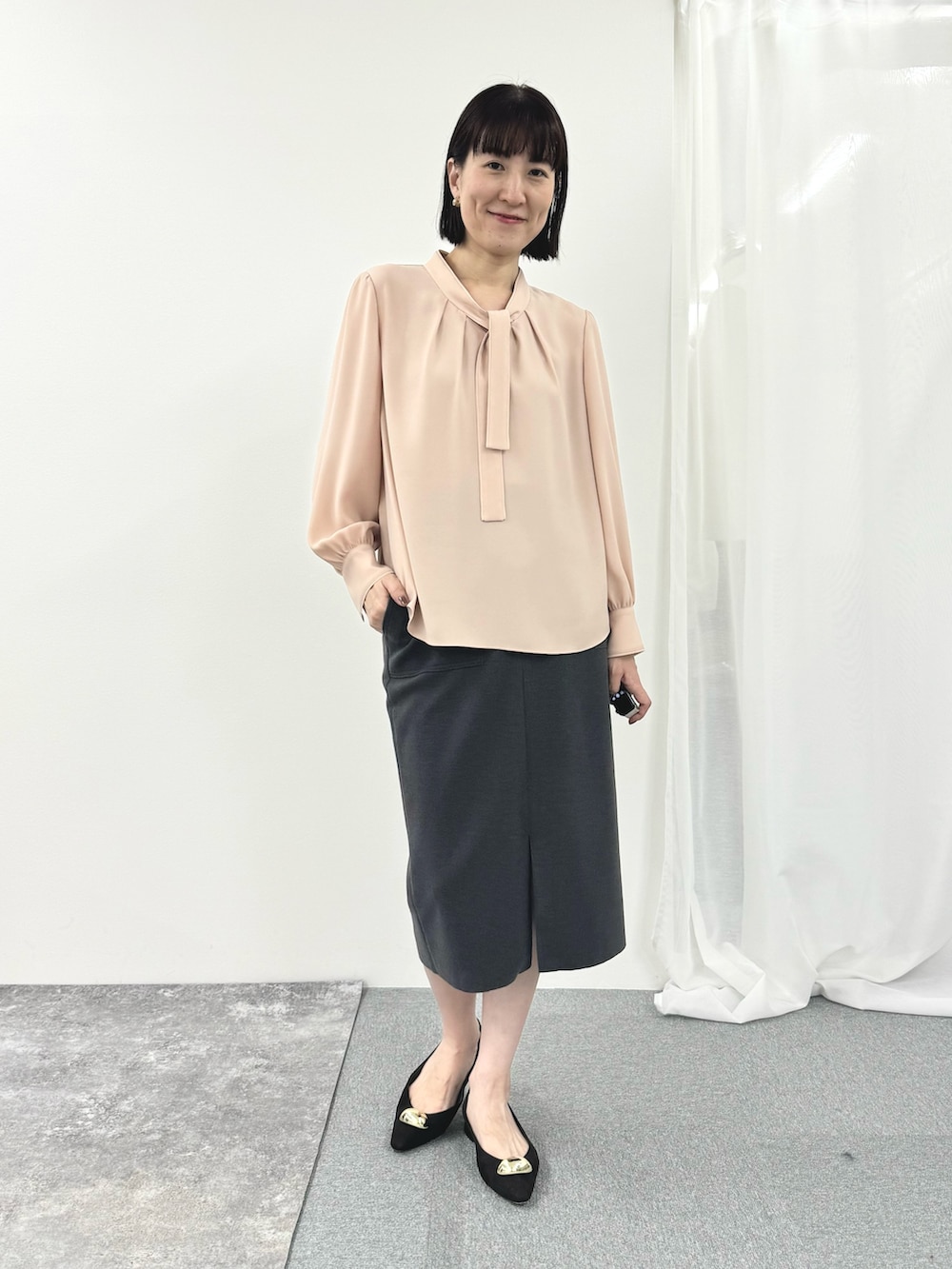「オフィスカジュアル、オフィススタイル、お出かけコーデ、お仕事コーデ、仕事着、タイトスカート、スカート、ブラウス、ボウタイブラウス、リボンブラウス、きちんとスタイル、大人コーデ、フォーマル」｜「NOLLEY’S Sophiのウォッシャブルダブルジャージハーフジップタイトスカート（スカート、グレー系）」を使った、yamaguchiさん（レディース・163cm）の冬コーディネートの4枚目の写真