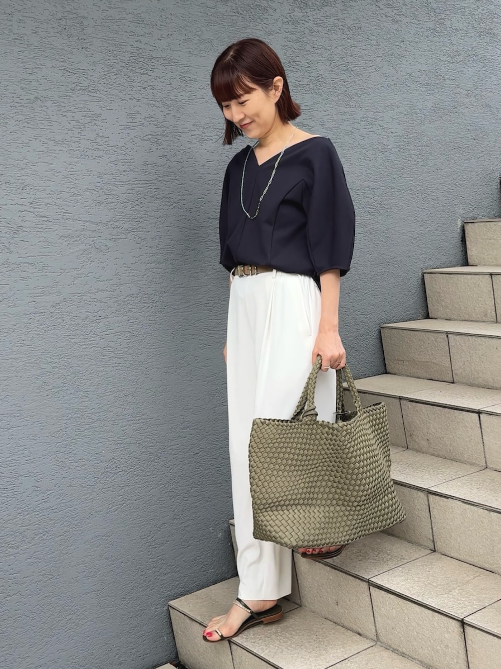 ブルー系のTシャツ/カットソー、ブラウン系のトートバッグ、ホワイト系のその他パンツを着用したレディースの春コーディネートの6枚目の写真