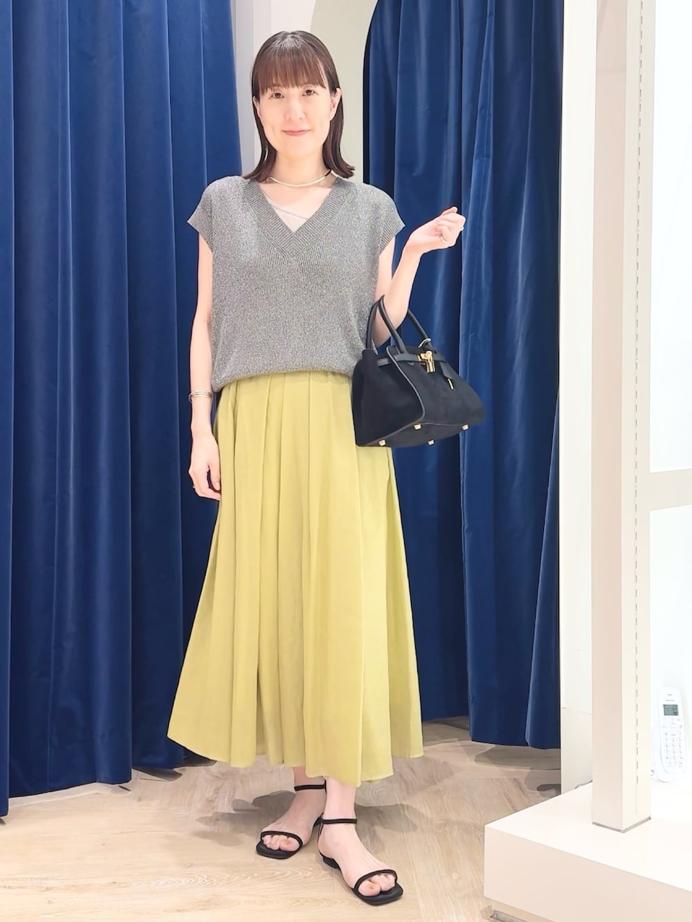 「きれいめカジュアル、キレイめカジュアル、フレアスカート、ニット、ニットベスト、ボストンバッグ、スパンコール、ラメニット、オフィスカジュアル、オフィススタイル、40代ファッション、ロングスカート、オトナカジュアル、女子会コーデ、オトナカワイイ」｜「NOLLEY’Sのシアーチンツタックスカート（スカート、グリーン系）」を使った、yamaguchiさん（骨格ナチュラル・レディース・163cm）の夏コーディネートの5枚目の写真