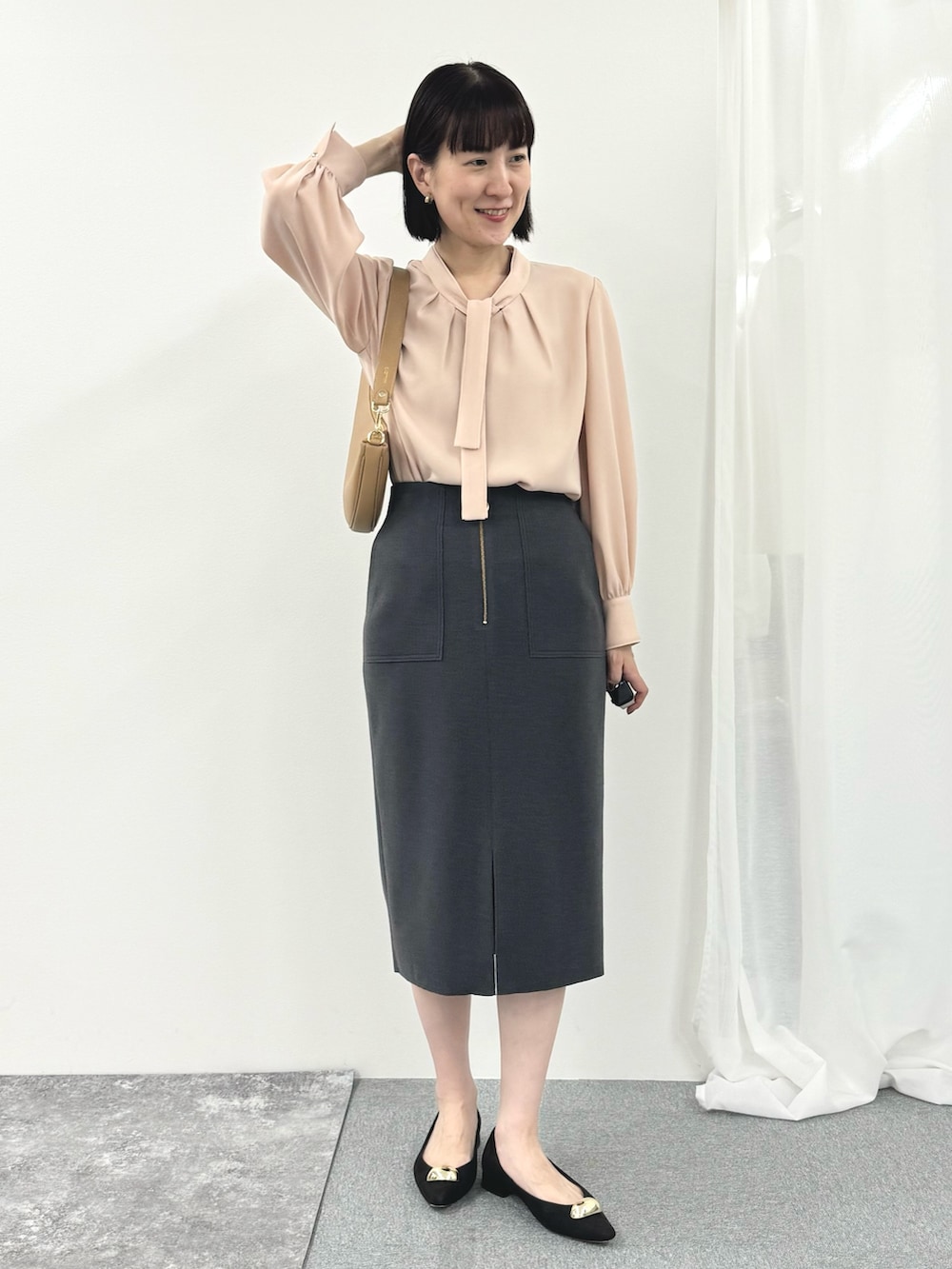 「オフィスカジュアル、オフィススタイル、お出かけコーデ、お仕事コーデ、仕事着、タイトスカート、スカート、ブラウス、ボウタイブラウス、リボンブラウス、きちんとスタイル、大人コーデ、フォーマル」｜「NOLLEY’S Sophiのウォッシャブルダブルジャージハーフジップタイトスカート（スカート、グレー系）」を使った、yamaguchiさん（レディース・163cm）の冬コーディネートの7枚目の写真