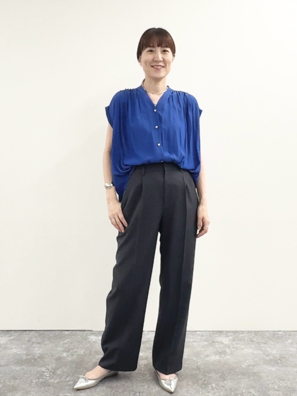 「オフィスカジュアル、オフィススタイル、オフィスコーデ、通勤コーデ、通勤スタイル、ワイドパンツ、パンツスタイル、パンツコーデ、夏コーデ、ブラウスコーデ、大人コーデ、シンプルスタイル、きれいめカジュアル」｜「NOLLEY’Sの【PR林☆別注カラーあり】ウォッシャブルツイルストレッチ愛されワイドパンツ（その他パンツ、グレー系）」を使った、yamaguchiさん（骨格ナチュラル・レディース・163cm）の夏コーディネートの6枚目の写真