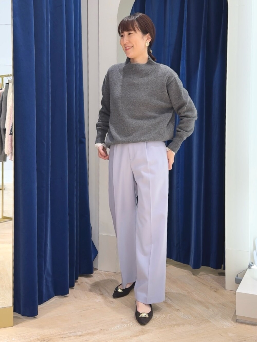 グレー系のニット/セーター、パープル系のその他パンツ、ホワイト系のTシャツ/カットソーを着用したレディースの冬コーディネートの3枚目の写真