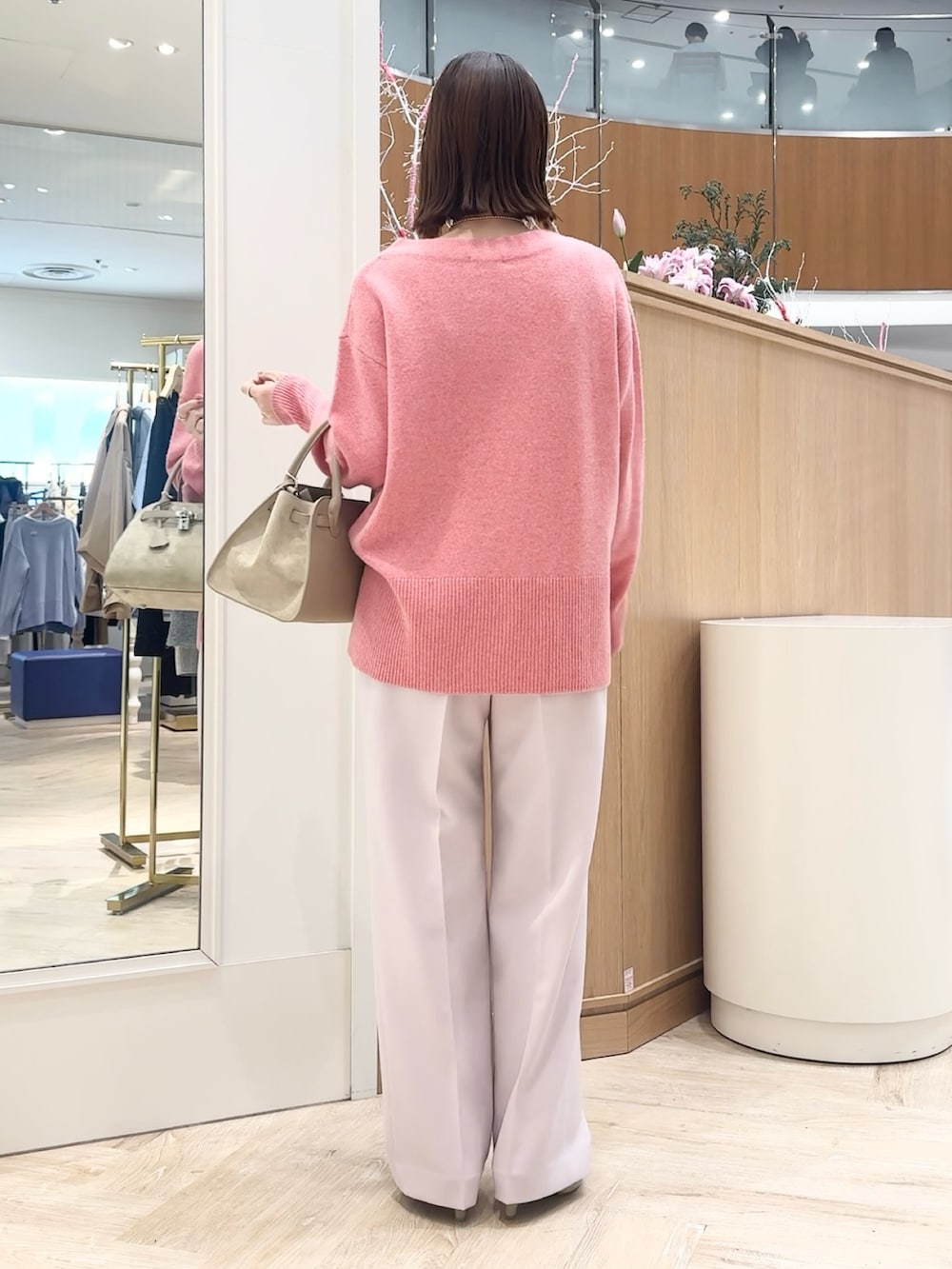 ピンク系のニット/セーター、ピンク系のその他パンツ、ベージュ系のトートバッグを着用したレディースの冬コーディネートの7枚目の写真