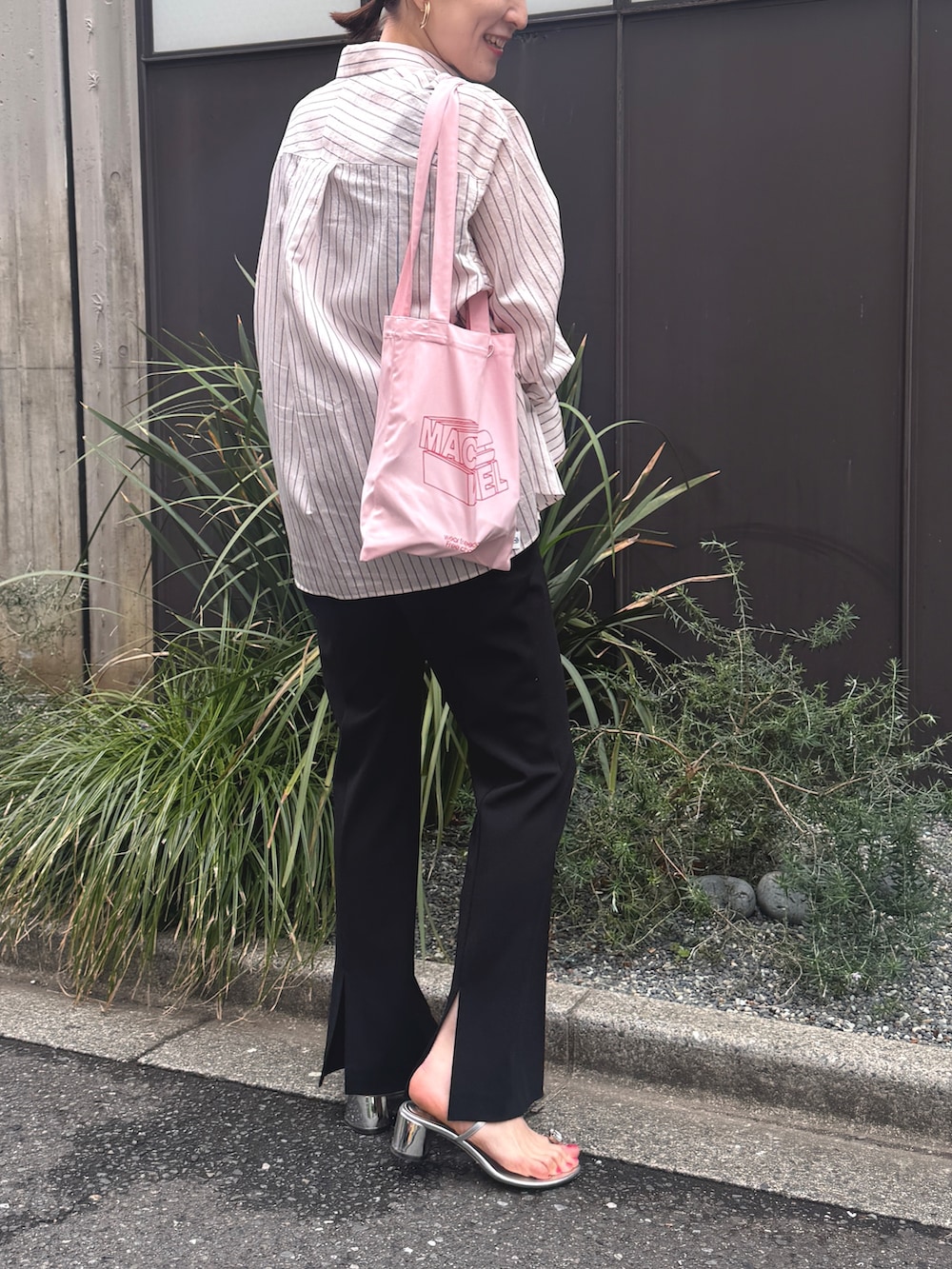 ピンク系のシャツ/ブラウス、ベージュ系のショルダーバッグ、ピンク系のバックパック/リュックを着用したレディースの春コーディネートの5枚目の写真