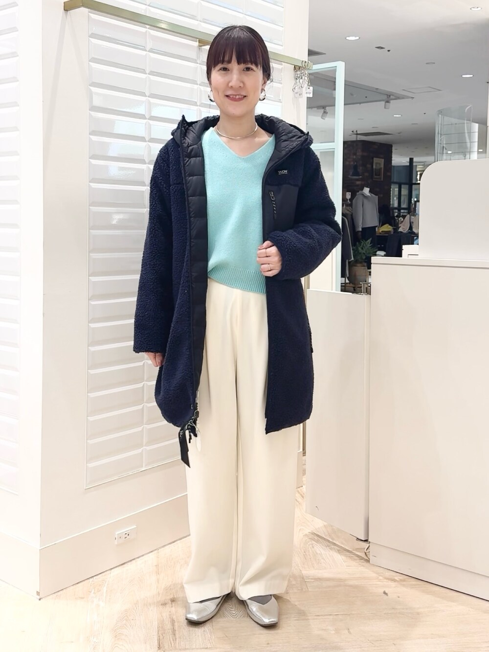 「冬コーデ、クリスマスに着たい服、初詣、ダウンジャケット、ダウン、冬アウター、コート、キルティング、リバーシブル、テーマパークコーデ、あったかコーデ、ボア、休日スタイル」｜「NOLLEY’Sのロゴ刺繍入りVネックプルオーバーニット（ニット/セーター、グリーン系）」を使った、yamaguchiさん（レディース・163cm）の冬コーディネートの4枚目の写真