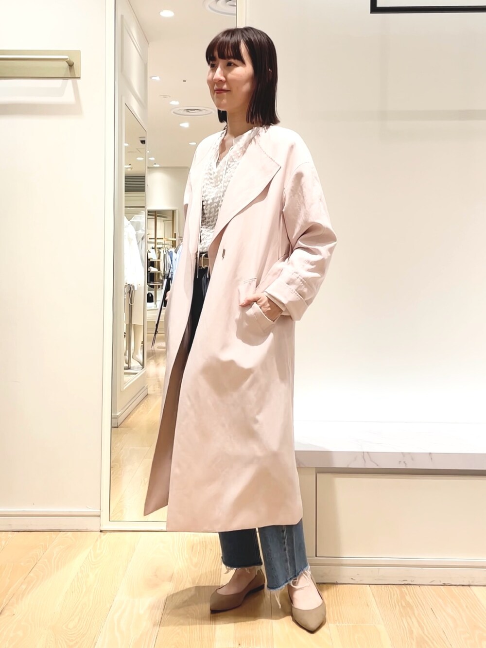 ベージュ系のニット/セーター、ピンク系のノーカラーコート、ホワイト系のシャツ/ブラウスを着用したレディースの春コーディネートの10枚目の写真