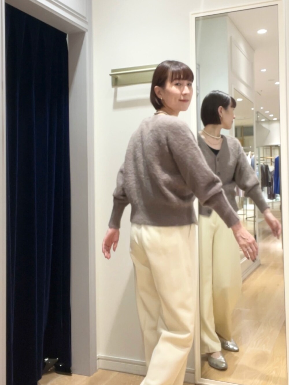 ブラウン系のカーディガン/ボレロ、ホワイト系のその他パンツを着用したレディースの秋コーディネートの4枚目の写真