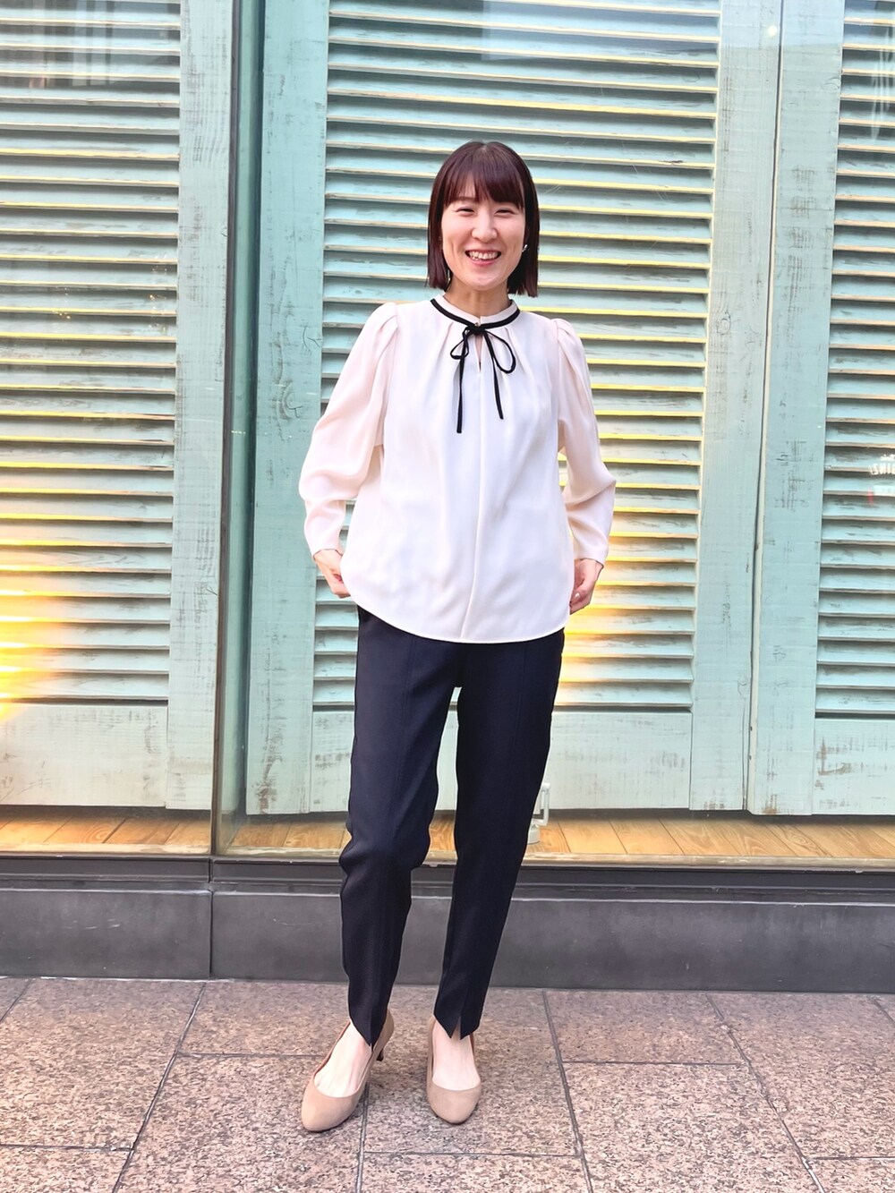 ホワイト系のシャツ/ブラウス、ブラック系のその他パンツを着用したレディースの冬コーディネートの5枚目の写真