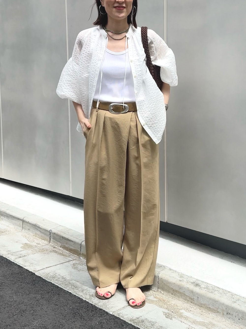 イエロー系のその他パンツ、ホワイト系のタンクトップ、ブラウン系のショルダーバッグを着用したレディースの夏コーディネートの8枚目の写真