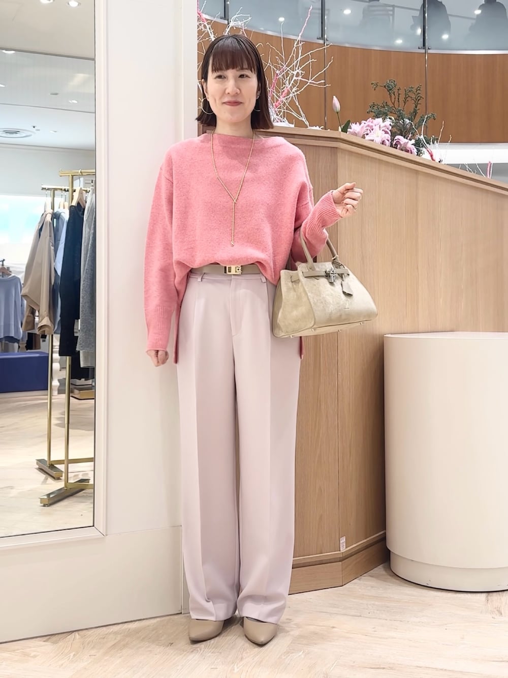 ピンク系のニット/セーター、ピンク系のその他パンツ、ベージュ系のトートバッグを着用したレディースの冬コーディネートの2枚目の写真