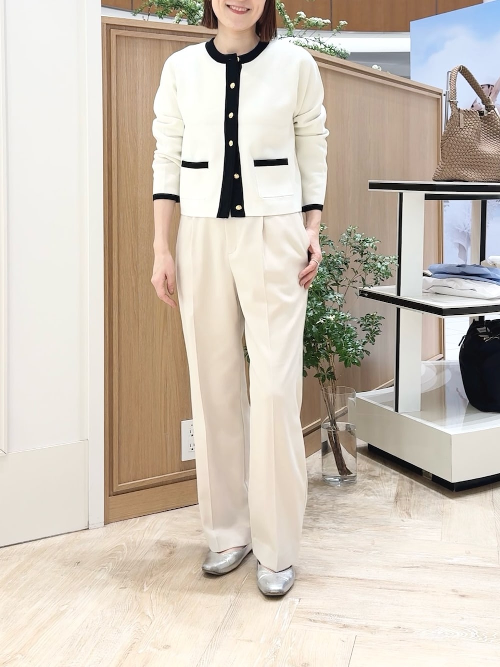 ブルー系のシャツ/ブラウス、ホワイト系のカーディガン/ボレロ、ブルー系のショルダーバッグを着用したレディースの春コーディネートの8枚目の写真