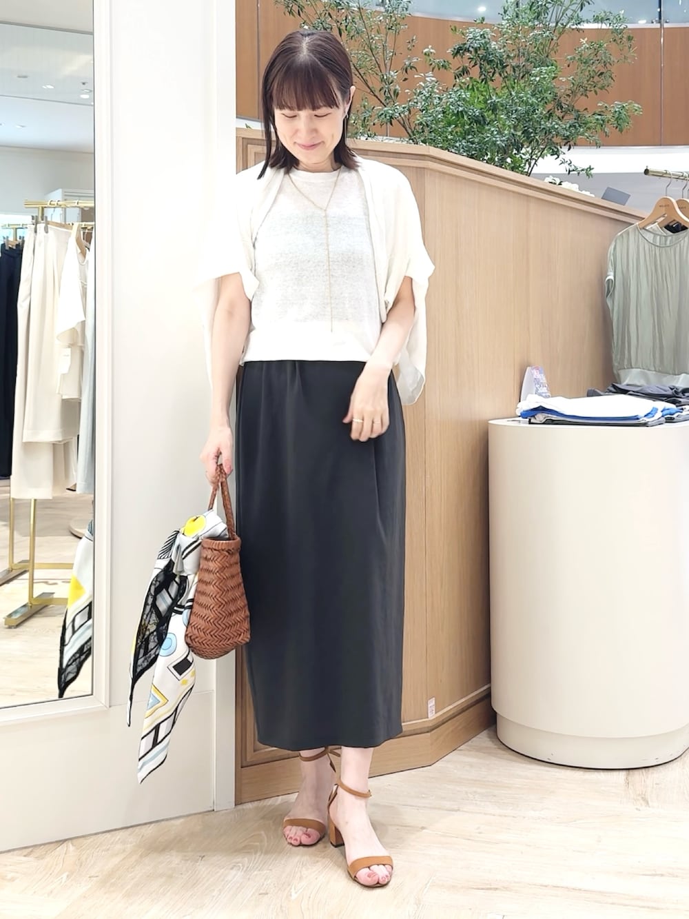 「アンサンブル、ニット、ボレロ、カーディガン、カーディガンコーデ、夏コーデ、淡色コーデ、ロングスカート、きれいめカジュアル、タイトスカート、オフィスカジュアル、オフィススタイル、オフィスコーデ、夏服」｜「NOLLEY’Sの【松葉☆別注アイテム】《セットアップ対応》エアリージョーゼットイージータイトスカート（スカート、グレー系）」を使った、yamaguchiさん（骨格ナチュラル・レディース・163cm）の夏コーディネートの7枚目の写真