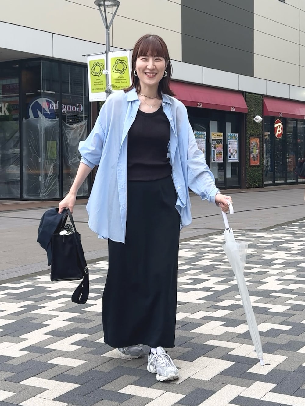 「青シャツ、青シャツコーデ、シャツ、シャツスタイル、シャツコーデ、シャツ好き集まれ、シャツ/ブラウス、雨の日コーデ、トートバッグ」｜「NOLLEY’Sの◇【WEB限定】MY STANDARD シアーシャツ（シャツ/ブラウス、ブルー系）」を使った、yamaguchiさん（骨格ナチュラル・レディース・163cm）の夏コーディネートの2枚目の写真