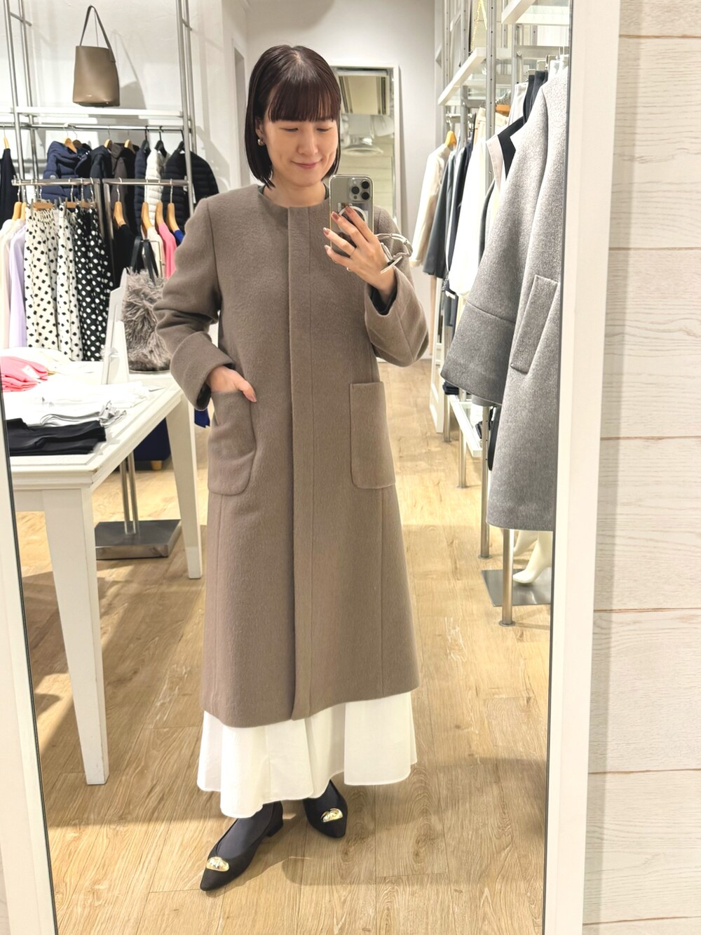 「コート、アウター、アウターコーデ、ノーカラーコート、ロングスカート、ロングコート、ブラウン、フェミニン、お出かけコーデ、秋冬コーデ、オトナカジュアル、大人女子、キレイめ」｜「Kassiopeaの【kassiopea /カシオペア】エコファートート made in Italy（ショルダーバッグ、ベージュ系）」を使った、yamaguchiさん（レディース・163cm）の秋コーディネートの3枚目の写真
